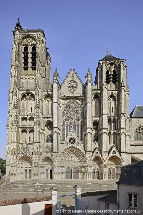 leCMN's tweet photo. C'était il y a 600 ans 😲
Le 30 octobre 1422, en pleine #GuerreDeCentAns, Charles VII se proclame roi de France en la cathédrale de #Bourges. 👑 Mais il ne sera sacré à #Reims qu'en 1429, grâce à l'intervention de Jeanne d'Arc.
https://t.co/Jo4RSuY28f https://t.co/ofVMbpKByu