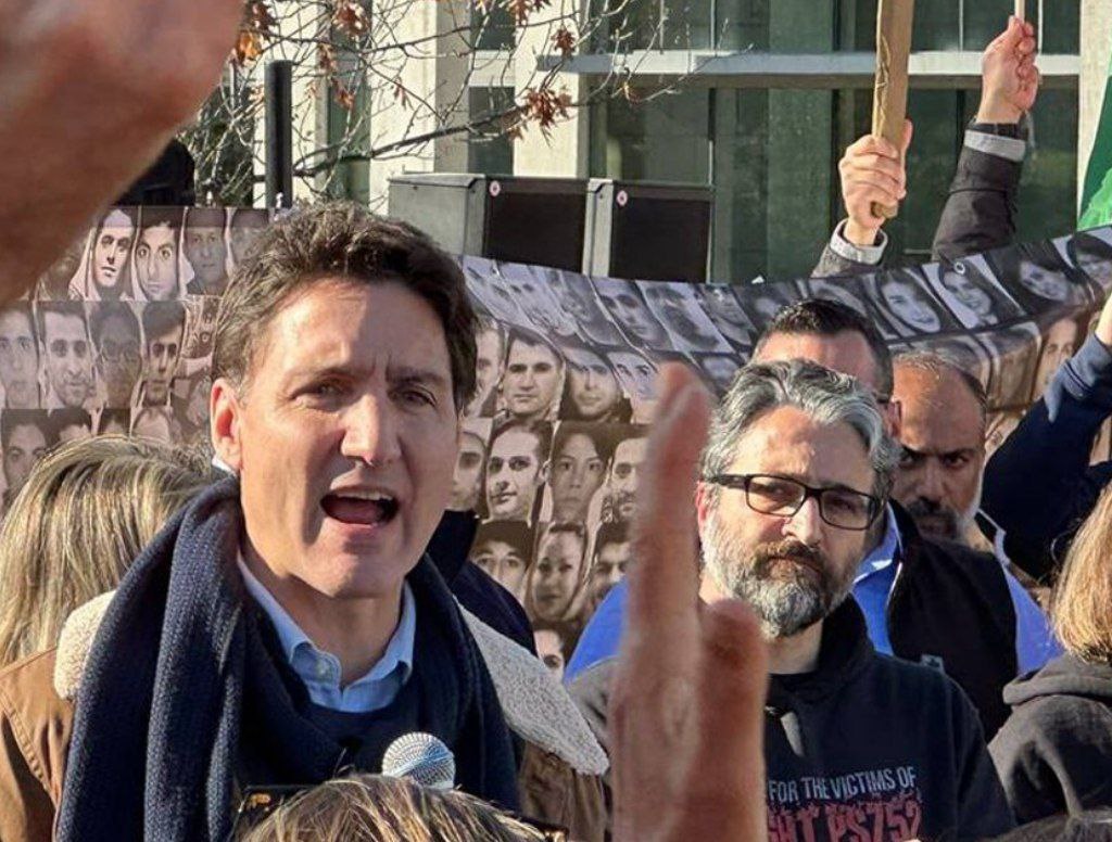 zamisa54's tweet photo. #JustinTrudeau, the Prime Minister of Canada, attended #TheHumanChain in Ottawa, together with #HamedEsmaeilion, a spokesperson for the Association of Families of #Flight752. So far, Trudeau is the only leader of a country that has joined the #IranianRevolution marches overseas. https://t.co/oxsqRAWOIr