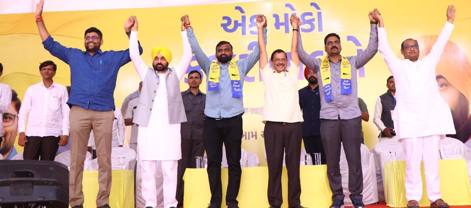 Gopal_Italia's tweet photo. પાટીદાર અનામત આંદોલનના કન્વીનર, લડાયક યોદ્ધા એવા યુવા ક્રાંતિકારી મોટા ભાઈ શ્રી અલ્પેશ કથીરિયા અને ક્રાંતિકારી યુવાન ભાઈ શ્રી ધાર્મિક માલવીયાનું ઈમાનદાર આમ આદમી પાર્ટીમાં સ્વાગત છે.

બંને ભાઈઓને આમ આદમી પાર્ટીમાં જોડાવા બદલ અભિનંદન પાઠવું છું તેમજ સાથે મળીને પરિવર્તન લાવીશું. https://t.co/X9DFWQyuJO