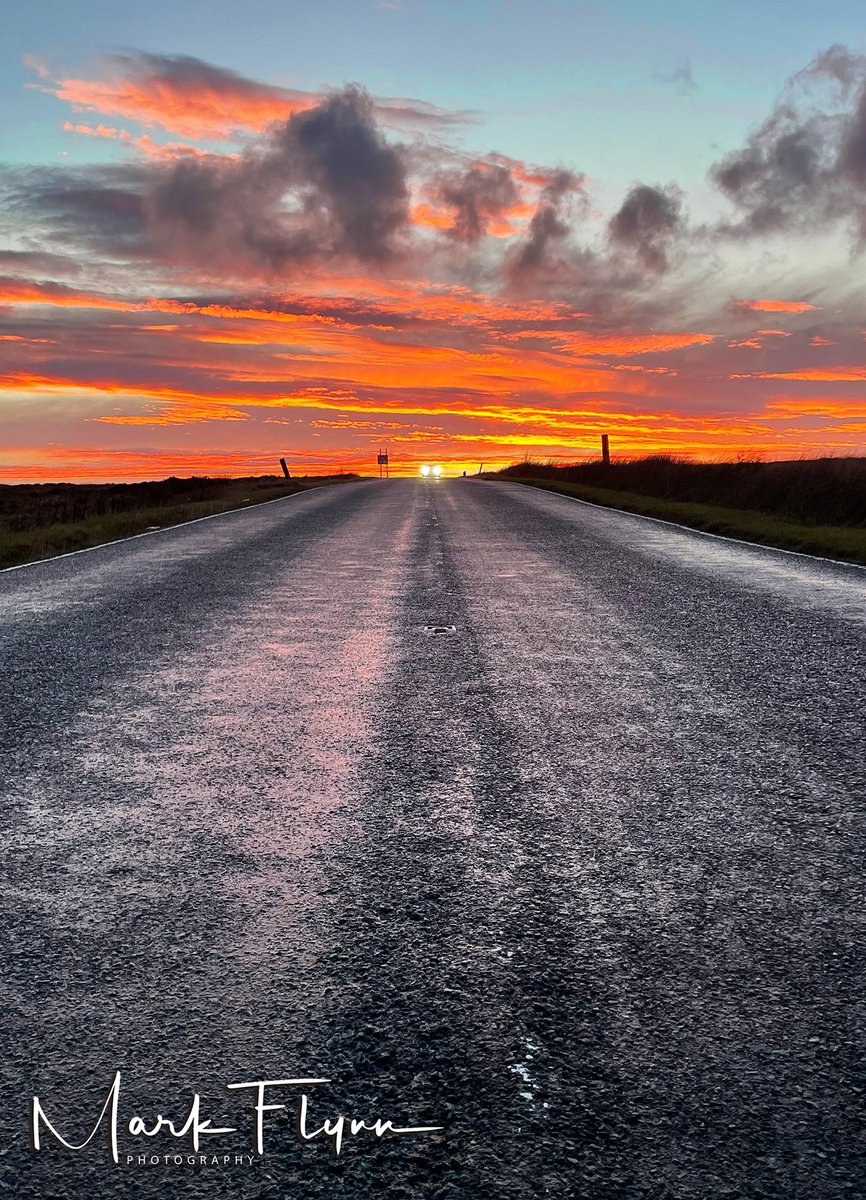 SunsetSnaps's tweet photo. RT @markflynnphoto: #buckstonesmoss #kirklees #huddersfield #A640 #pennines above #outlane #lancashireyorkshireborder #sunset #sunsetphotography #aroad #tarmac #eveninglight #ThePhotoHour #godsowncountry https://t.co/mtcfpjNzk6