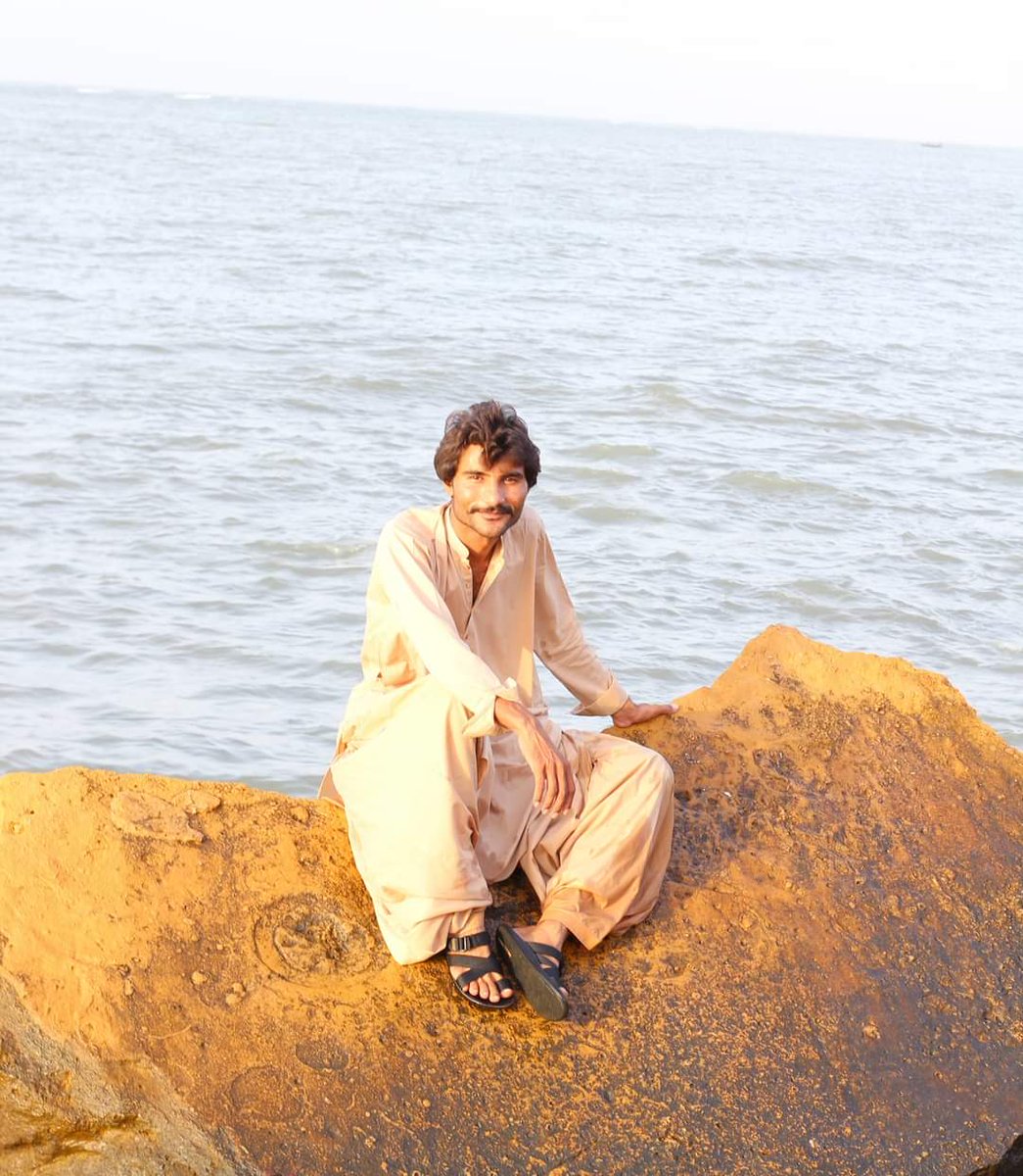 fazal_maheri's tweet photo. سچ وڏو ڏوھاري آھي 

هتي آزاد  ڪويل جون صدائون قيد ۾ آهن 
گهلن ئي ڪونه ٿيون شايد هوائون قيد ۾ آهن

#ReleaseRustamShar 
#ReleaseAllMissingPersonsOfSindh https://t.co/4VjV04BjdD