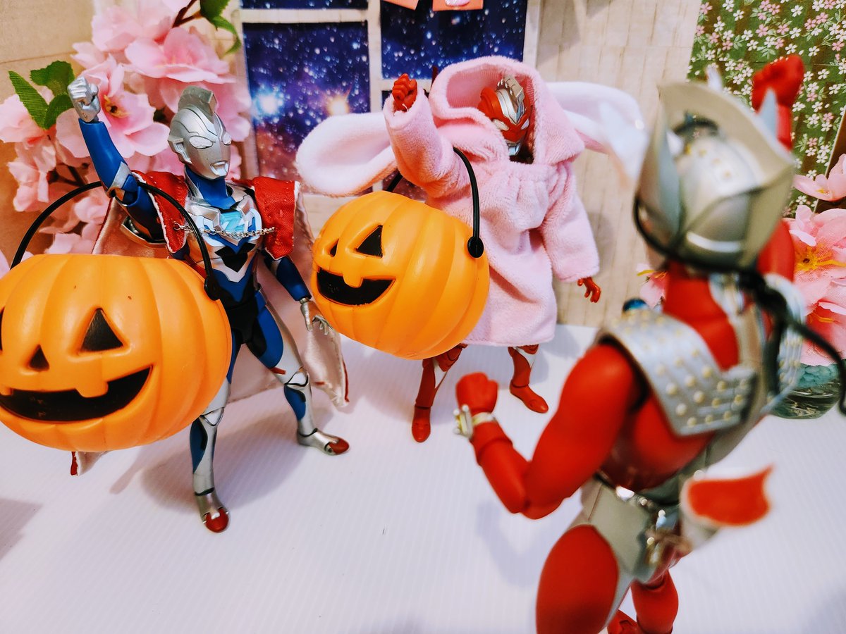 zombieseiza's tweet photo. Zetts' Ultra Halloween Adventures 🎃👻

T: All right! Are we ready, Zetts? 
Z, ZBS: Yes, Taro-niisan!
T: Remember to greet each person with "Trick or Treat"!
Z, ZBS: Yes, Taro-niisan!

#ウルトラマン #ウルトラマンZ  #ウルトラ6兄弟 #Ultraman #UltramanZ #ultrabrothers https://t.co/ezfxupk6RN