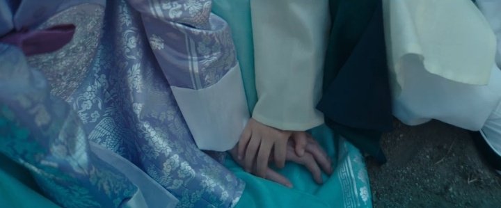 jieunlostsister's tweet photo. can't imagine how miserable it is to be the crown princess.. she lost her love, her husband, and her only protector. now she has to protect her own soul and her children, on that scary cruel place called palace 💔

#UnderTheQueensUmbrellaEp5
#UnderTheQueensUmbrella https://t.co/0drBVAJu0K
