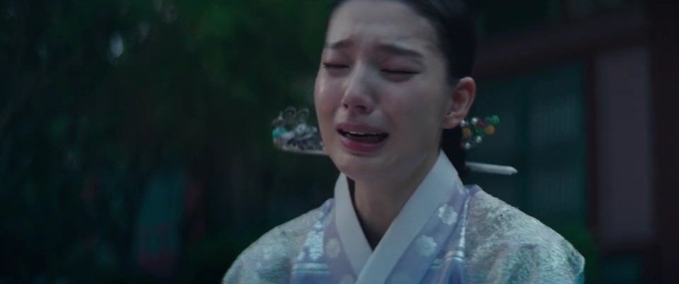 jieunlostsister's tweet photo. can't imagine how miserable it is to be the crown princess.. she lost her love, her husband, and her only protector. now she has to protect her own soul and her children, on that scary cruel place called palace 💔

#UnderTheQueensUmbrellaEp5
#UnderTheQueensUmbrella https://t.co/0drBVAJu0K