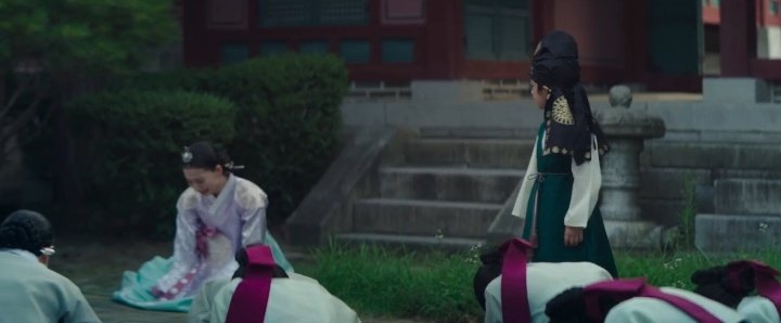 jieunlostsister's tweet photo. can't imagine how miserable it is to be the crown princess.. she lost her love, her husband, and her only protector. now she has to protect her own soul and her children, on that scary cruel place called palace 💔

#UnderTheQueensUmbrellaEp5
#UnderTheQueensUmbrella https://t.co/0drBVAJu0K