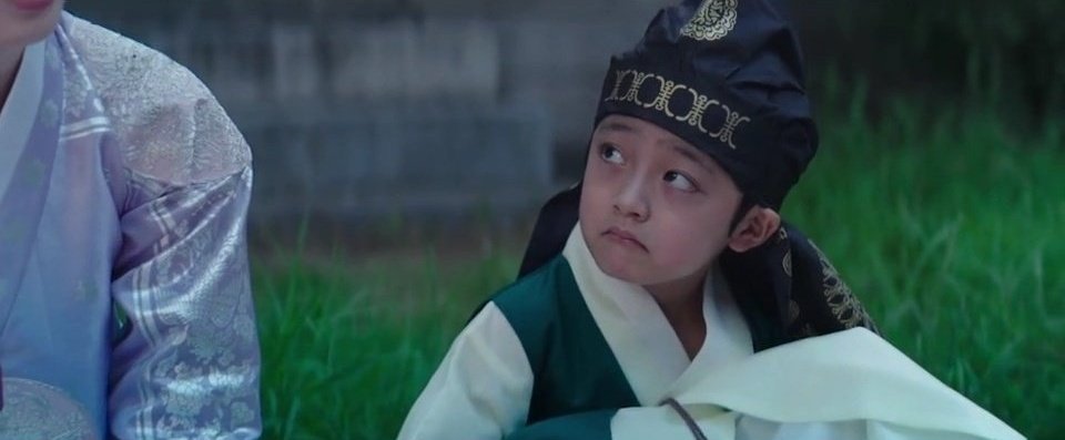 jieunlostsister's tweet photo. can't imagine how miserable it is to be the crown princess.. she lost her love, her husband, and her only protector. now she has to protect her own soul and her children, on that scary cruel place called palace 💔

#UnderTheQueensUmbrellaEp5
#UnderTheQueensUmbrella https://t.co/0drBVAJu0K
