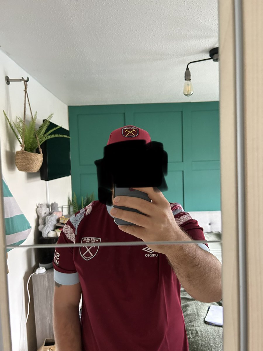 samcwhufc's tweet photo. Come on you massive bastards! Letβs get the win today! @WestHam #WestHam #WHUFC #Irons #COYIβοΈ #KittedOut https://t.co/e6A1DEwlIU