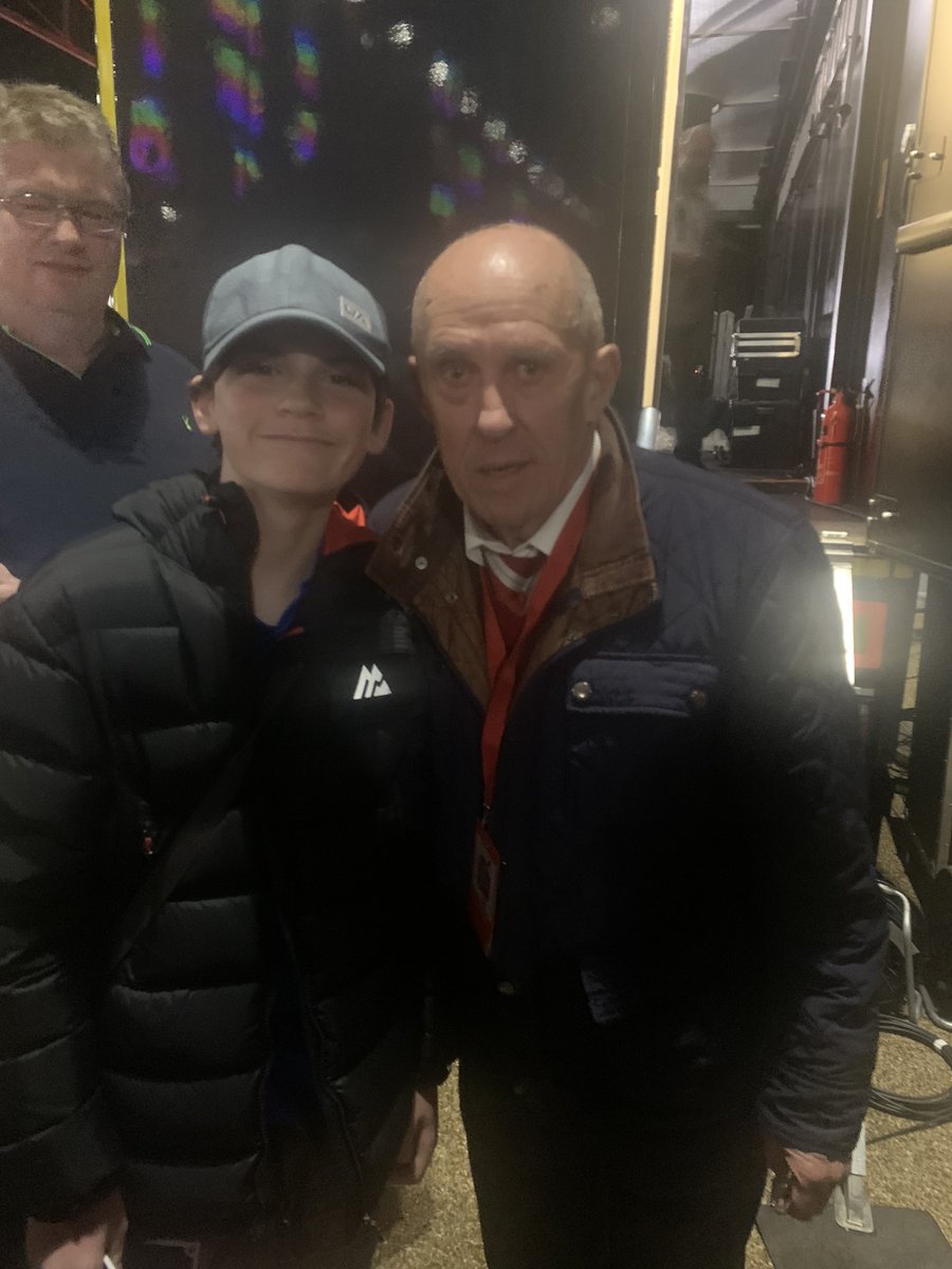 r3ggers81's tweet photo. Me and my boy met this legend on the way into the ground last night. #philNeal https://t.co/gfhLacANK5
