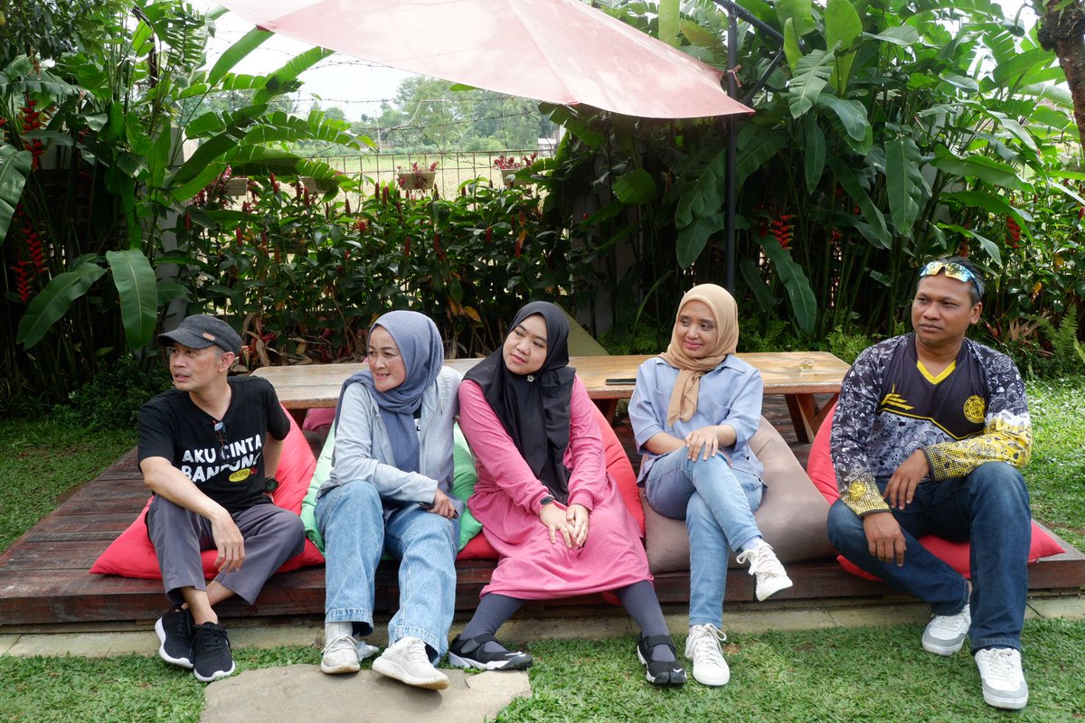tianlustiana's tweet photo. Kurang mbak @alaika_abdullah nih formasi #BloggerBandung
@bangaswi
@nchiehanie1 @KreatorBuku @Efi_Thea https://t.co/8r3yGJZVn3