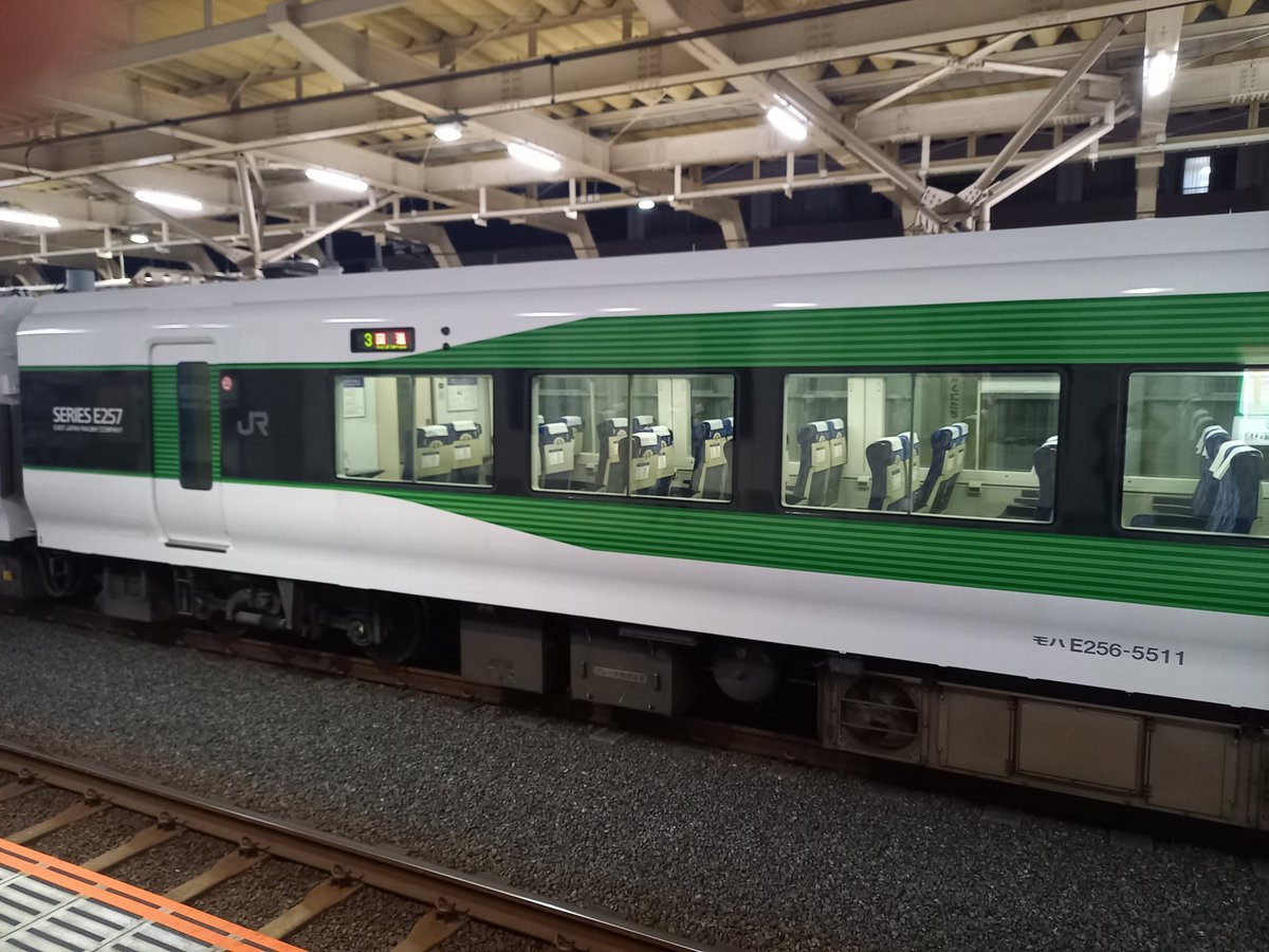 ochii1006's tweet photo. 見たことの無い車両が止まりました
専用車両だとは思うのですが
カラーリングの違いだけかな？

ただボディーにはE257と書かれていますが、車両はE256です
？？？

#JR東日本
#E257
#E256
#SERIES https://t.co/zeoSrccS8r