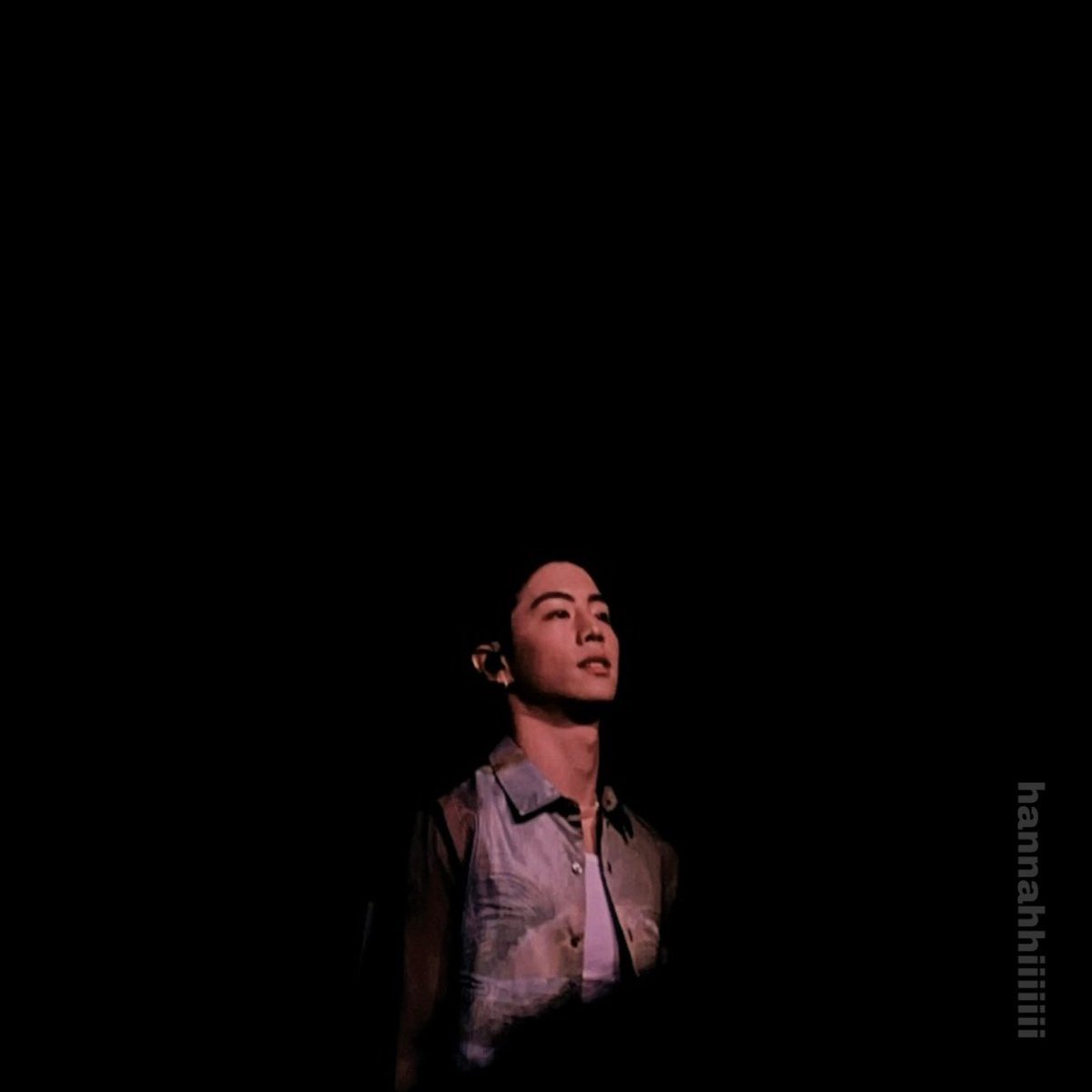 hannahhiiiiiii's tweet photo. these two were my favorite pictures of the night because it shows mark in my point of view in the best way possible… being a light in this gloomy world :))

@marktuan #theothersidetour #theothersidetour_Seattle #MarkTuan #GOT7 #MAMAVOTE https://t.co/mYINoQ1rDo