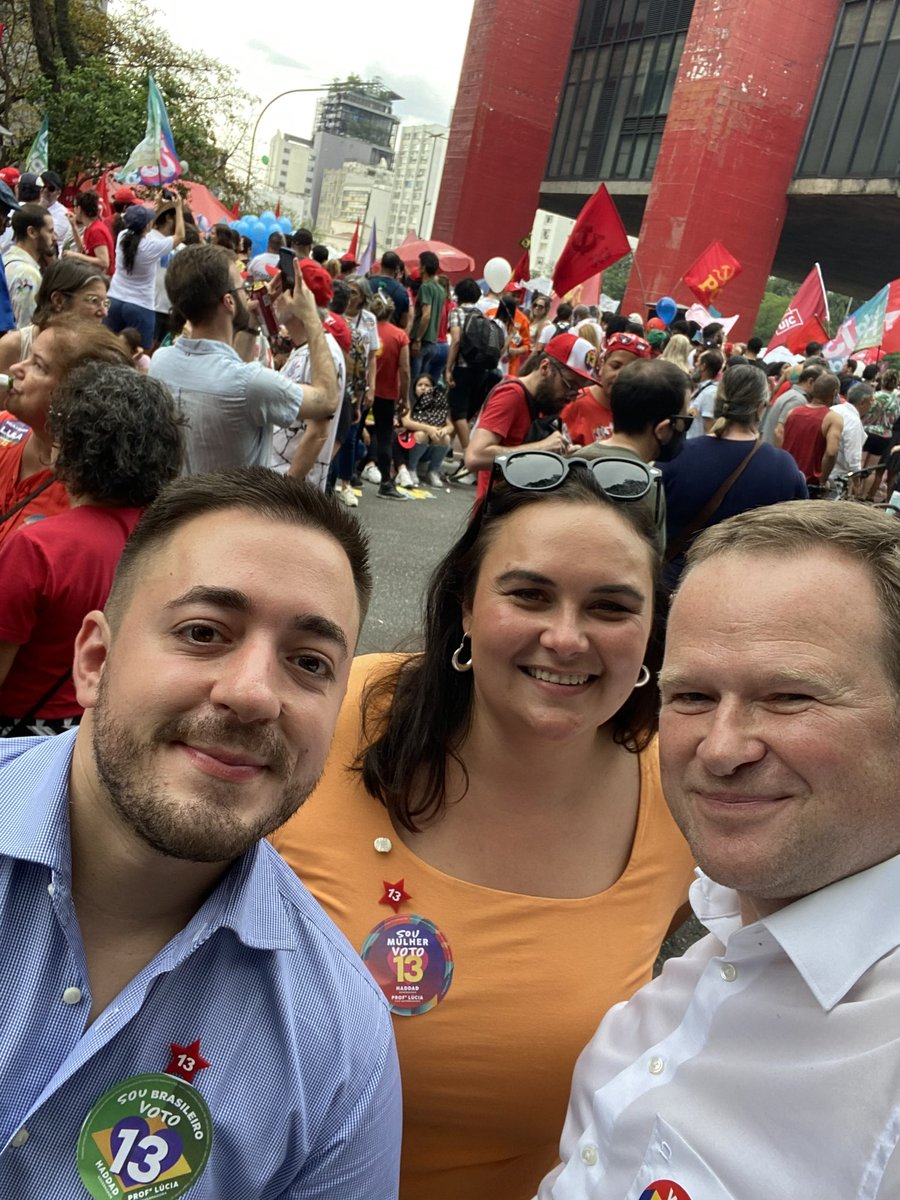 Wahltag in #Brasilien. Es ist eine Schicksalswahl. Wir hoffen auf einen Wahlsieg #Lula da Silvas. Auch dann wird es schwer genug. Im Kongress hat Lula keine Mehrheit. Die Probleme des Landes sind groß. Aber jetzt erstmal Daumen drücken für heute Abend.
#LulaPresidente #Lula13