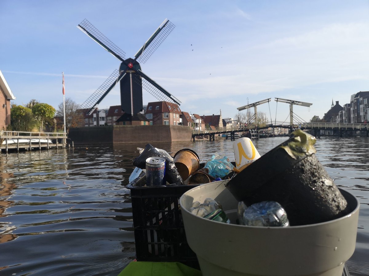 Zondag! #Leiden! 😁🌤️
Onze vrijwilligers zijn onderweg naar het vertrekpunt bij de Marebrug, maar onderweg zien zij al weer een hoop afval. We gaan ons (helaas) niet vervelen vandaag! 🛶 🗑️🌊