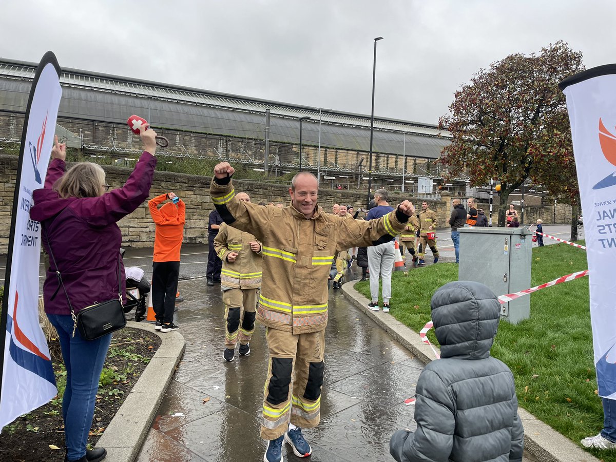 They did it !! Firefighters from <a href="/LeicsFireRescue/">Leicestershire Fire and Rescue Service</a> completed their epic challenge to run 190miles in under 30hrs to <a href="/Tyne_Wear_FRS/">Tyne and Wear Fire and Rescue Service</a> for Young Oliver. justgiving.com/team/leics2new… £14000 raised so far and money still coming in. Amazing and overwhelming what this team have done👏🏻👏🏻