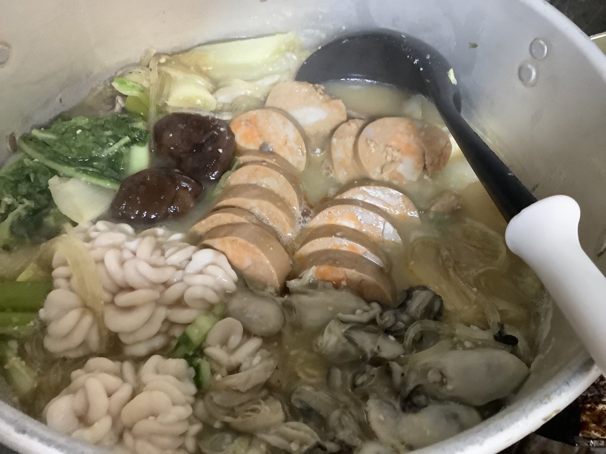WmFta's tweet photo. 今季の痛風鍋
味噌ベースに生姜は大変良い！
最初牡蠣鍋のつもりが、牡蠣が小さくて、痛風鍋に変更。
ビールが旨い🍺 https://t.co/0NuN9oA0Im