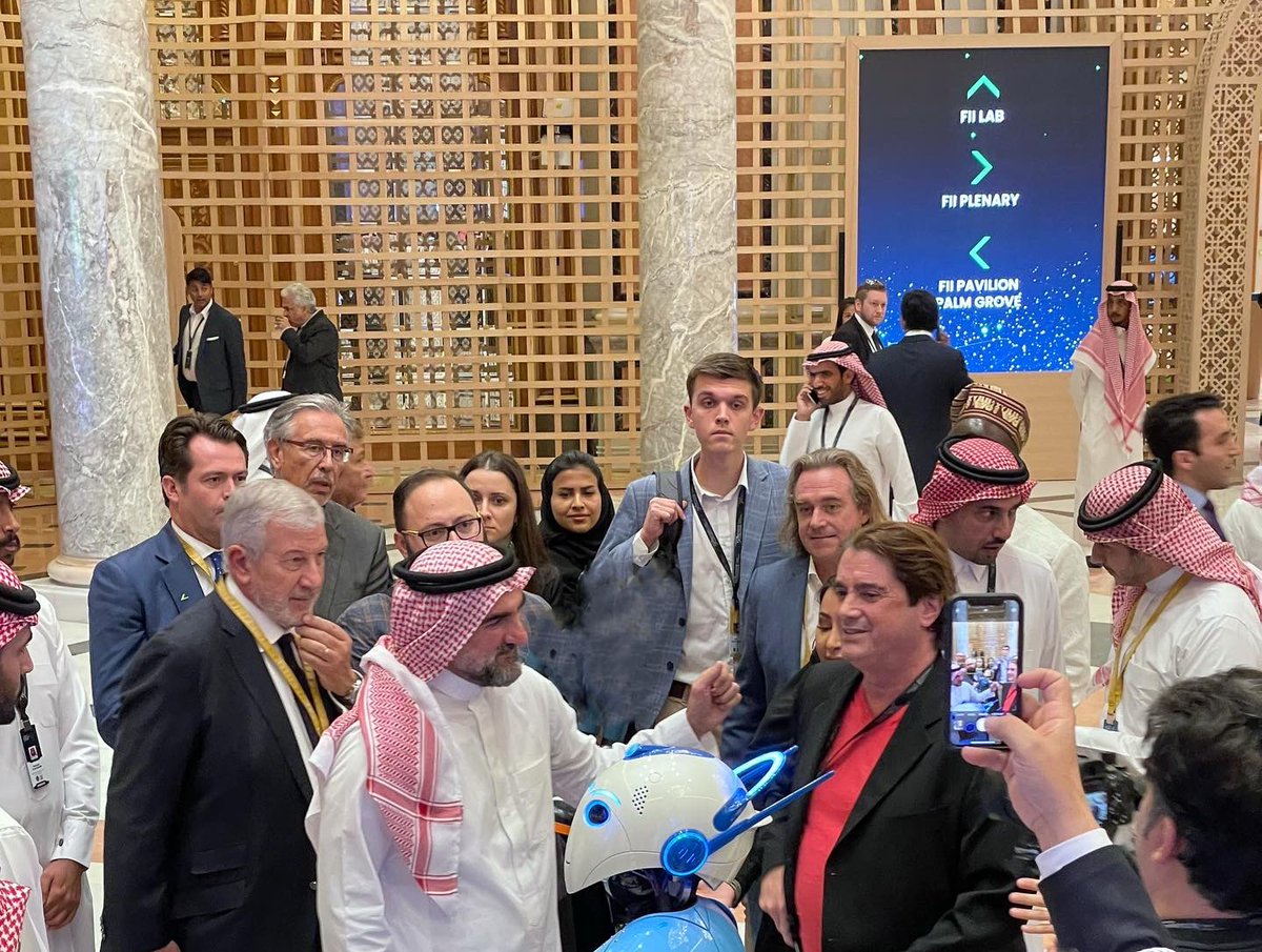 BeomniRobot's tweet image. Beomni and our CEO Dr. Harry Kloor was honored and delighted to meet #PIF @PIF_en Governor H.E. Yasir Al -Rumayyan.  Beyond Imagination looks forward to a long and prosperous friendship with the Governor and #KSA  @PIFSaudi 
beomni.ai

#beomni #Robot #KSA #PIF 
#fi6