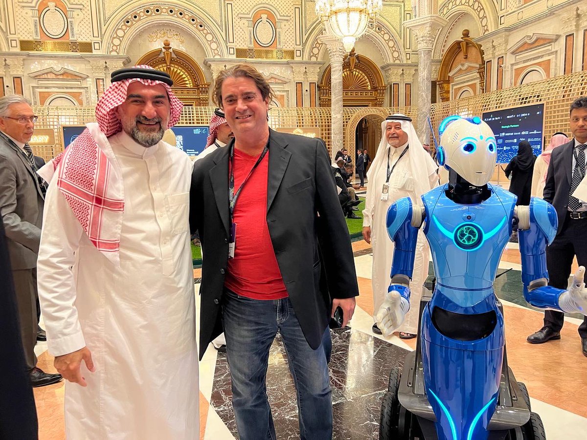 BeomniRobot's tweet image. Beomni and our CEO Dr. Harry Kloor was honored and delighted to meet #PIF @PIF_en Governor H.E. Yasir Al -Rumayyan.  Beyond Imagination looks forward to a long and prosperous friendship with the Governor and #KSA  @PIFSaudi 
beomni.ai

#beomni #Robot #KSA #PIF 
#fi6