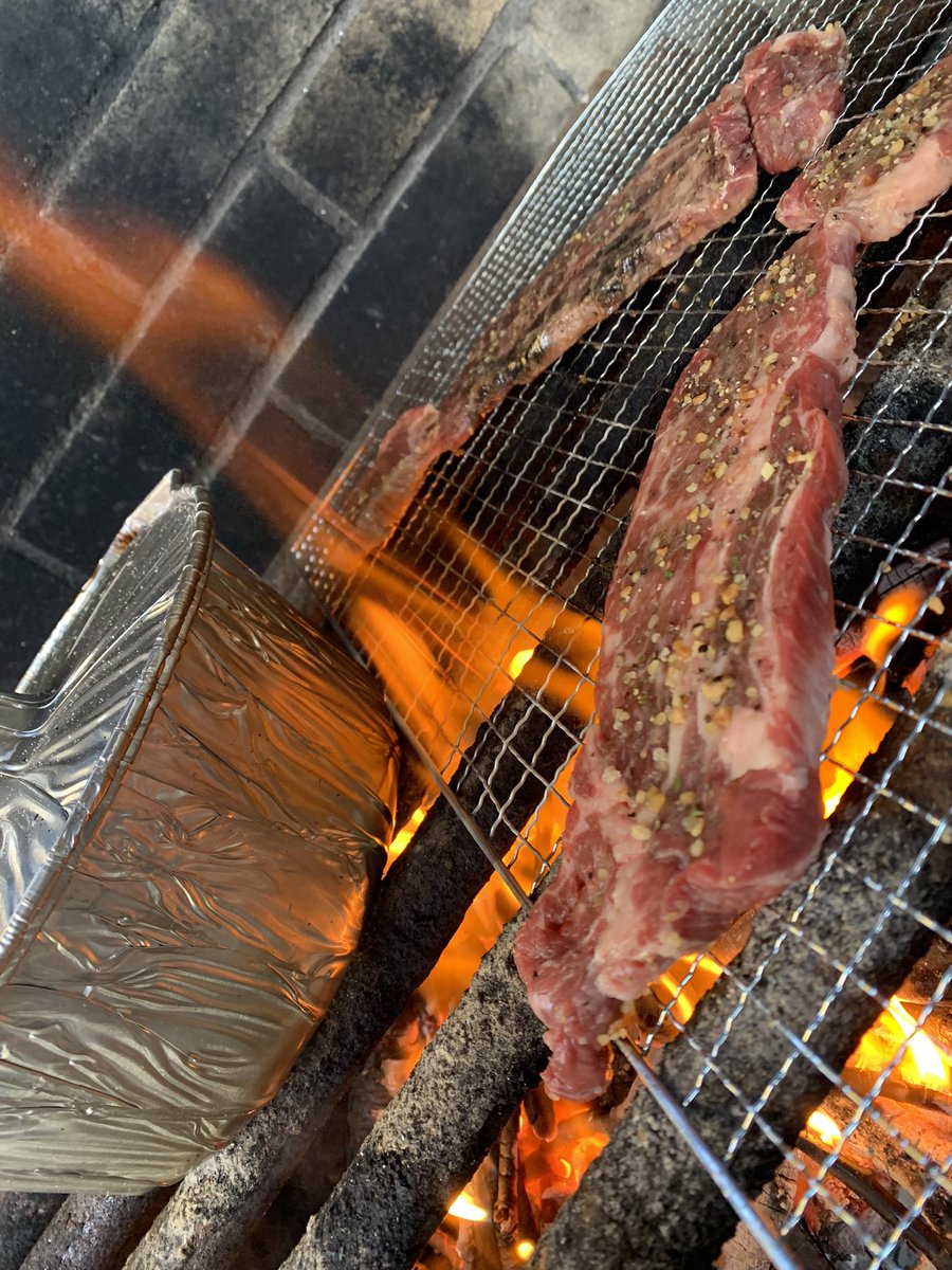 obinata0109's tweet photo. BBQすると子供が必死に枝集めてきてくれる。なにか役割を与えると頑張ってくれるからまた可愛い。 https://t.co/kxOoRHw1i5