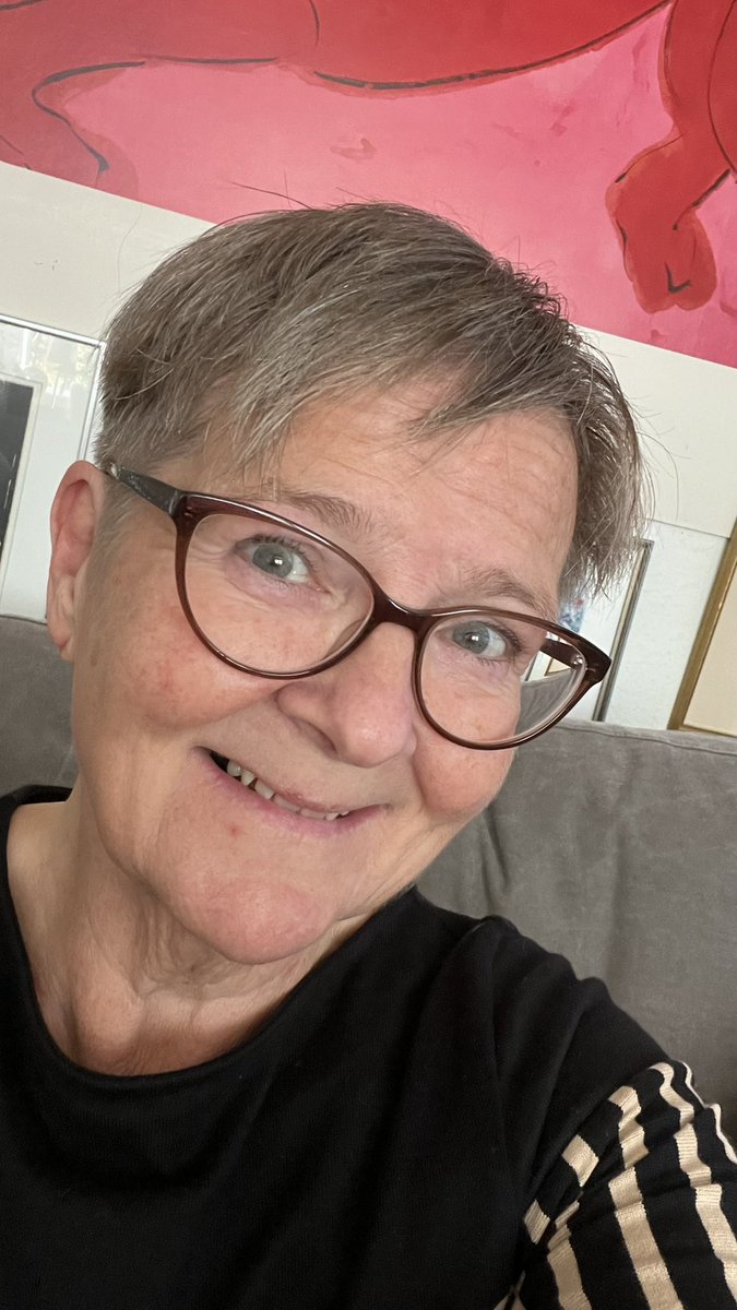 Ninjaister's tweet photo. Älskar mitt lättskötta hår, behöver inte ens kam eller borste efter tvätt - bara självtorka eller blåsa torrt. Tack @moreytown https://t.co/QAUI74H05J