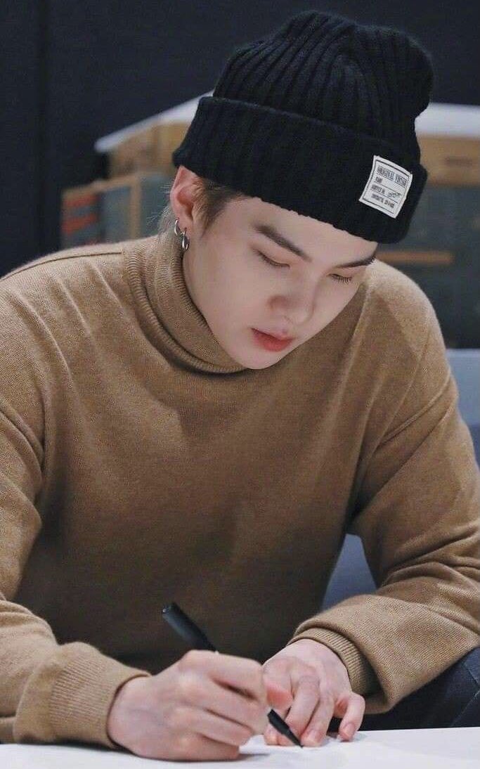 sweetnightaee_'s tweet photo. yoongi prompt au

(spoiler dkit, debutnya paling cepet akhir november wkwk) yg pasti harus kelarin bittersweet dulu wkwk https://t.co/cjYUJDraEd