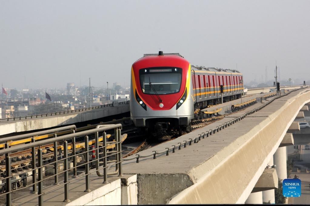 The #Chinese-built Orange Line Metro Train🚇, #Pakistan's first-ever mass rapid urban transit train project, serves an average of 120,000 passengers in Lahore city every day, with 26 stations and a length of 27 km.