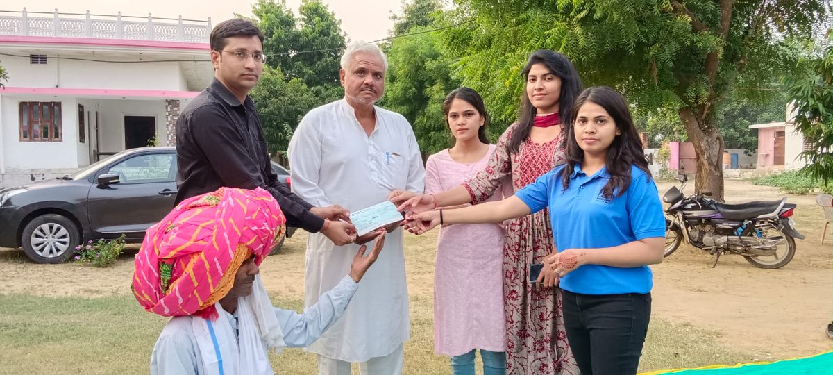 ManishameenaRAS's tweet image. आज हमारे परिवार द्वारा पूजनीय दादीजी के स्वर्गवास के बारहवें के उपरांत मृत्युभोज/नुक्ता प्रथा को बंद करने का निर्णय लिया गया है, इस मौके पर 51000 रुपए का चैक गांव के सीनियर स्कूल में विद्यालय विकास निधि हेतु दिया गया। 
#saynotonuktapratha
#stopevils
#socialreforms