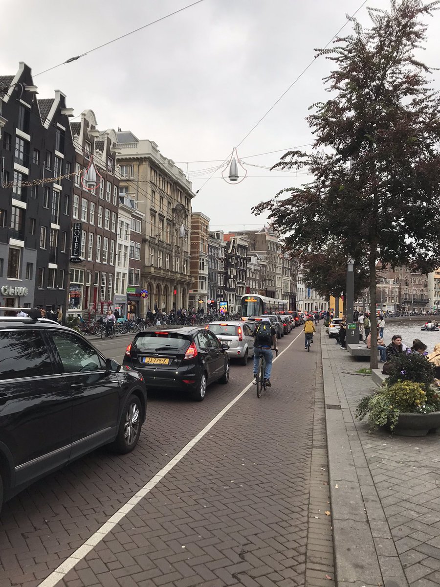 Echt!! File door de hele binnenstad van Amsterdam! 80% van de auto’s zijn toeristen. Maak de binnenstad autovrij! We lopen zo achter in Amsterdam 😥 #autovrij #Amsterdam #klimaat #uitstoot
