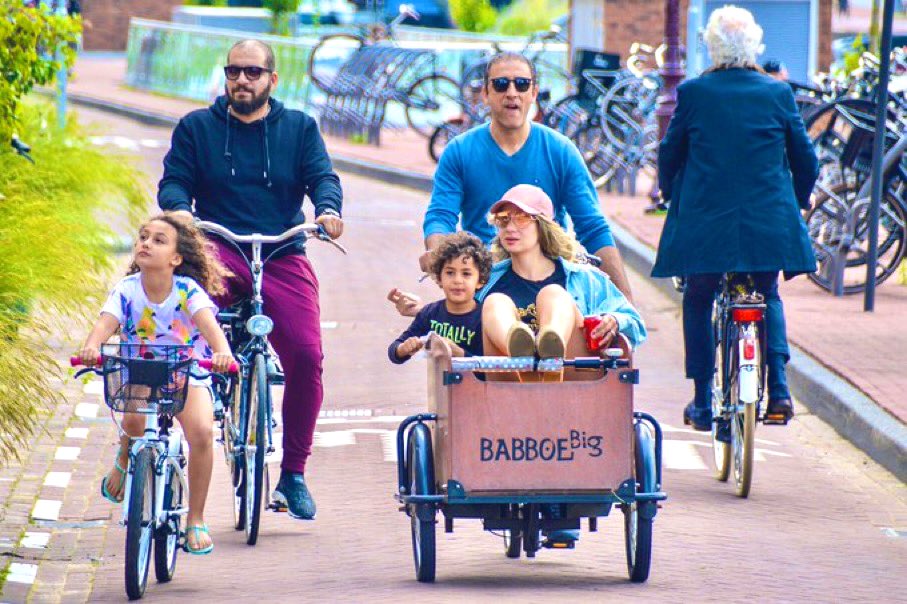 Durante 40 años, los holandeses han diseñado y construido infraestructura para que todos los que quieran andar en bici puedan hacerlo.

El resultado: el 25% de los residentes de Amsterdam tiene auto, mientras que el 80% tiene bici y el 60% pedalea a diario.