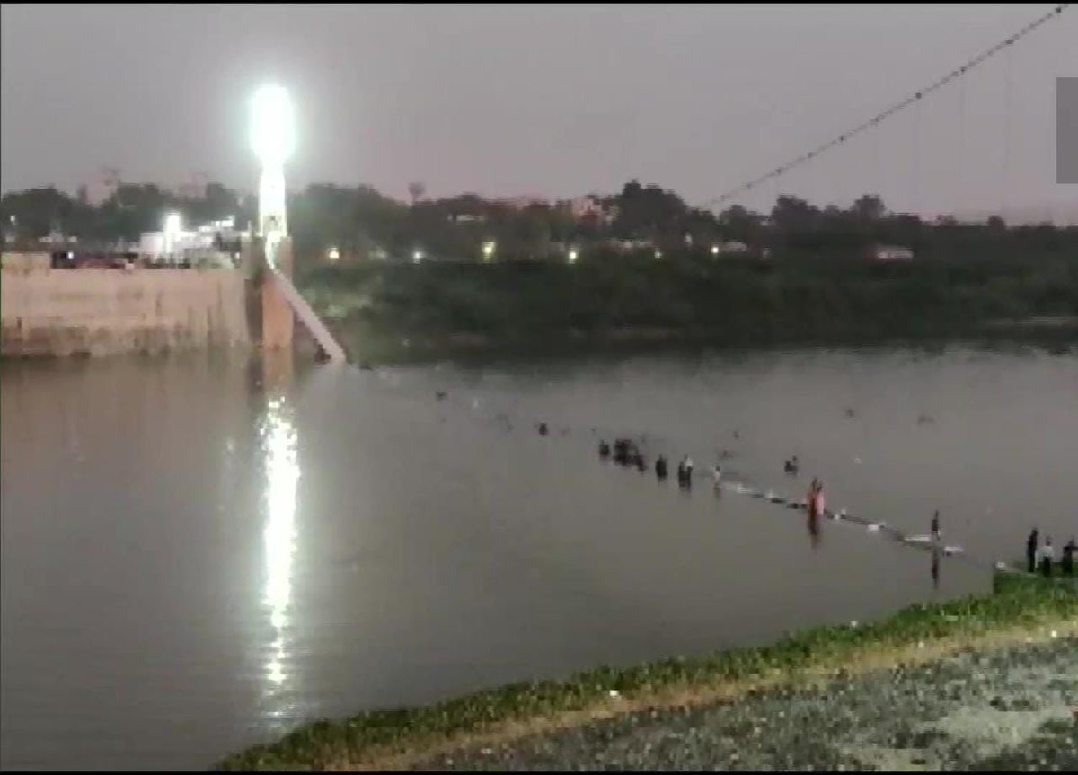 BangNews002's tweet photo. Cable bridge collapsed in Morbi, Gujarat, about 400 people fell in the river, many feared drowned
Bridge was renovated and opened just 5 days back.
#Gujarat #Morbi #bangnews https://t.co/cW7VllzhOn