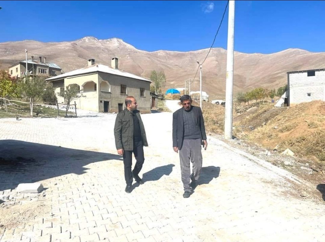 Akgevass's tweet photo. Bu aziz millete sözümüz var. Vatandaşlarımızı toz ve çamur derdinden kurtarabilmek için kilittaşı döşediğimiz güzergahlarda incelemelerde bulunduk.🇹🇷🇹🇷🇹🇷🇹🇷
#AkBelediyecilik https://t.co/NP37h1PUKx