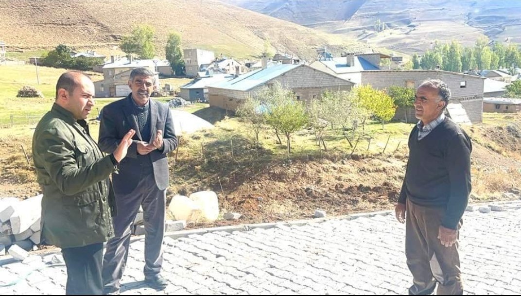 Akgevass's tweet photo. Bu aziz millete sözümüz var. Vatandaşlarımızı toz ve çamur derdinden kurtarabilmek için kilittaşı döşediğimiz güzergahlarda incelemelerde bulunduk.🇹🇷🇹🇷🇹🇷🇹🇷
#AkBelediyecilik https://t.co/NP37h1PUKx