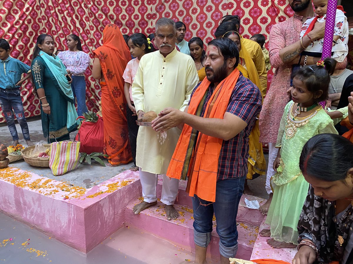 bhaipawanrathi's tweet photo. #छठी_मैया_की_जय
आज मधु विहार वार्�� 136 में कई छट पूजा पर्वो में जाकर सभी श्रद्धालुओं को शुभकामनाएं दी व छठी मैया का आशीर्वाद लिया।
#pawanrathi
#ChhathPuja2022 https://t.co/7bNnNuSMsb
