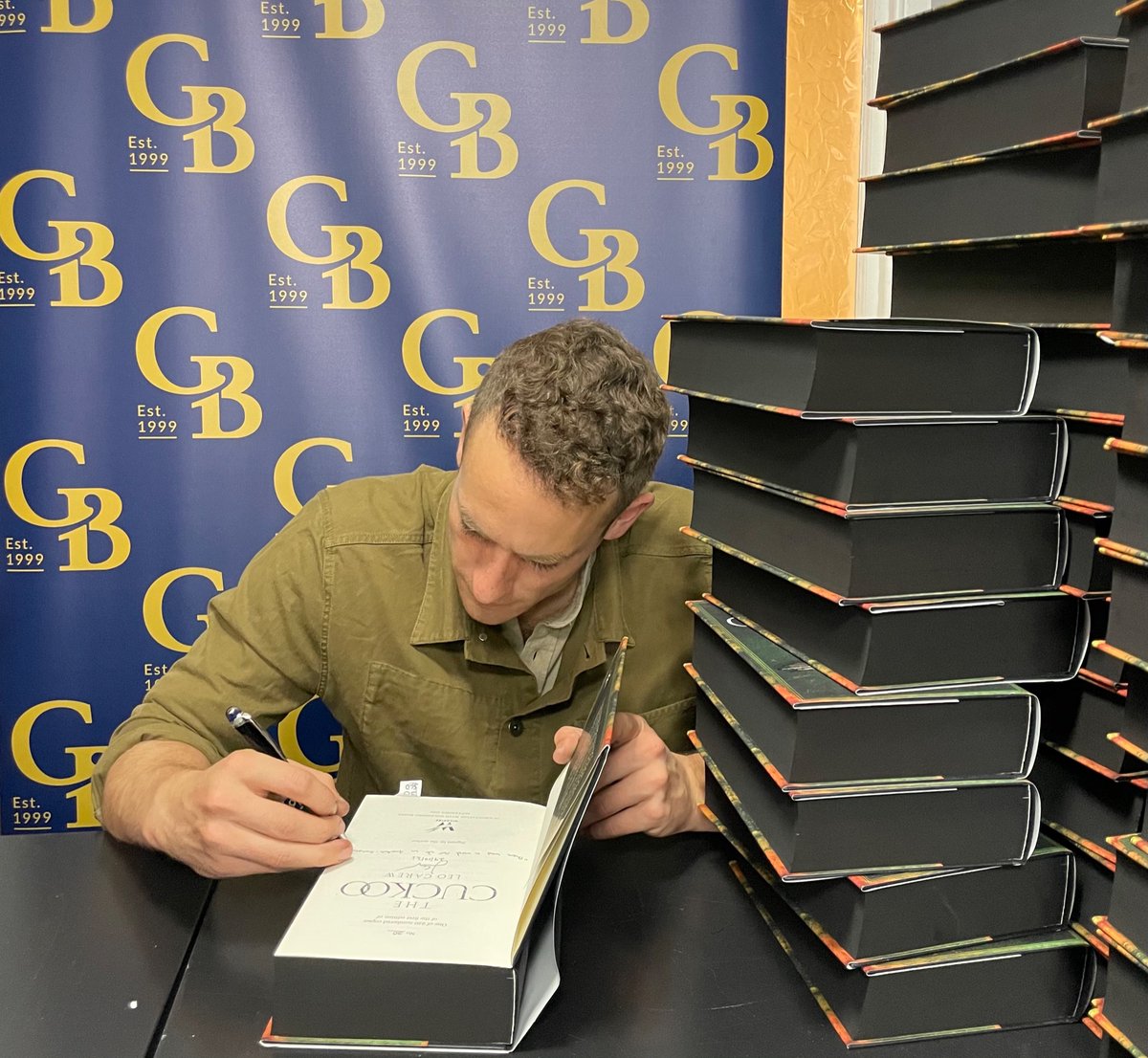 250 gorgeous signed special editions of #TheCuckoo for <a href="/GoldsboroBooks/">Goldsboro Books</a> 🤩 No idea why it looks as though I’ve never held a pen before