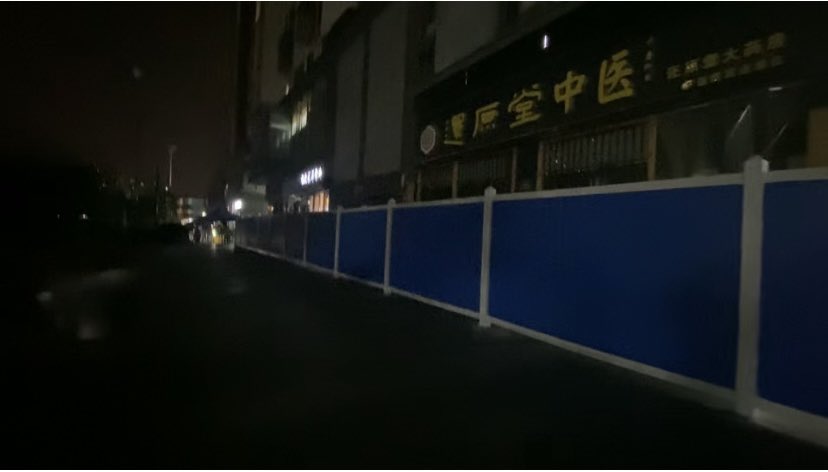 Well more than 2 years after they first went up, the blue fencing is back up sealing off communities and whole districts in #wuhan, 100-150 cases in the last 2/3 weeks out of 12million people this is very excessive and unnecessary #China #wuhanlockdown #lockdown