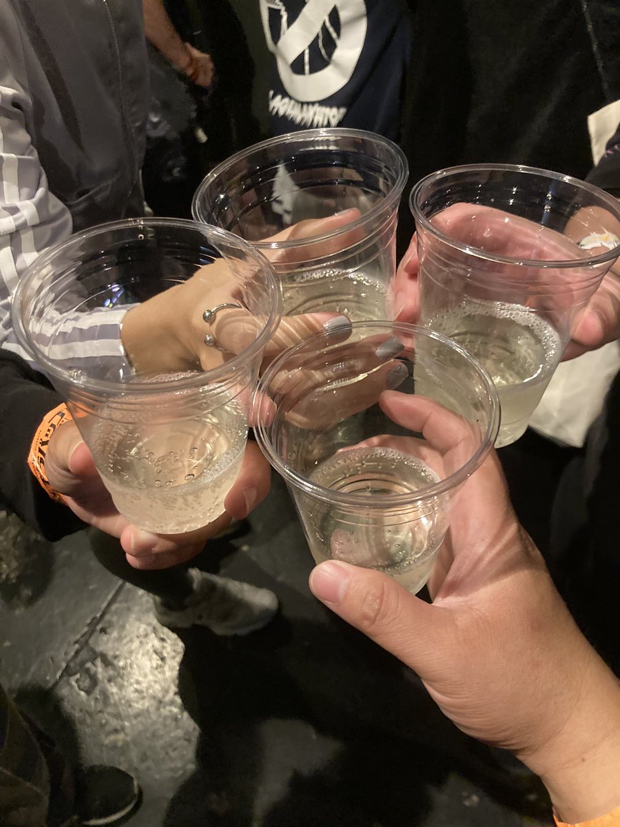 Chikarassyni2's tweet photo. シャキラバップDay.2楽しかったです!
ライブ後に3STARに在庫であったシャンパン7本、全部シャキラモのおごりです!
となって振る舞ってもらいました🍾
太っ腹✨
グリーンアップル味美味しかったです^_^
ご馳走様でした!
ちなみに今日はこうやって回りました!
もうボロボロやw
皆さんお疲れした! https://t.co/6T0nKzx7xl
