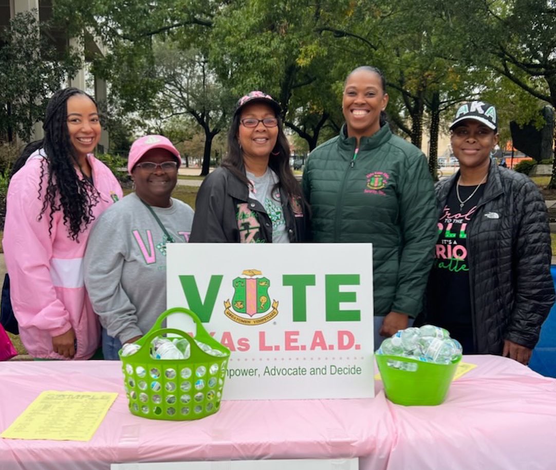 eto_aka's tweet photo. Epsilon Theta Omega participated in the Gift of Life Program 5K Ribbon Run on Saturday, October 29th by distributing bottles of water, ballots, and provide information on voting rights.
#AKA1908 #AKAsLEAD #AdvocateForSocialJustice https://t.co/VgQSEhid67
