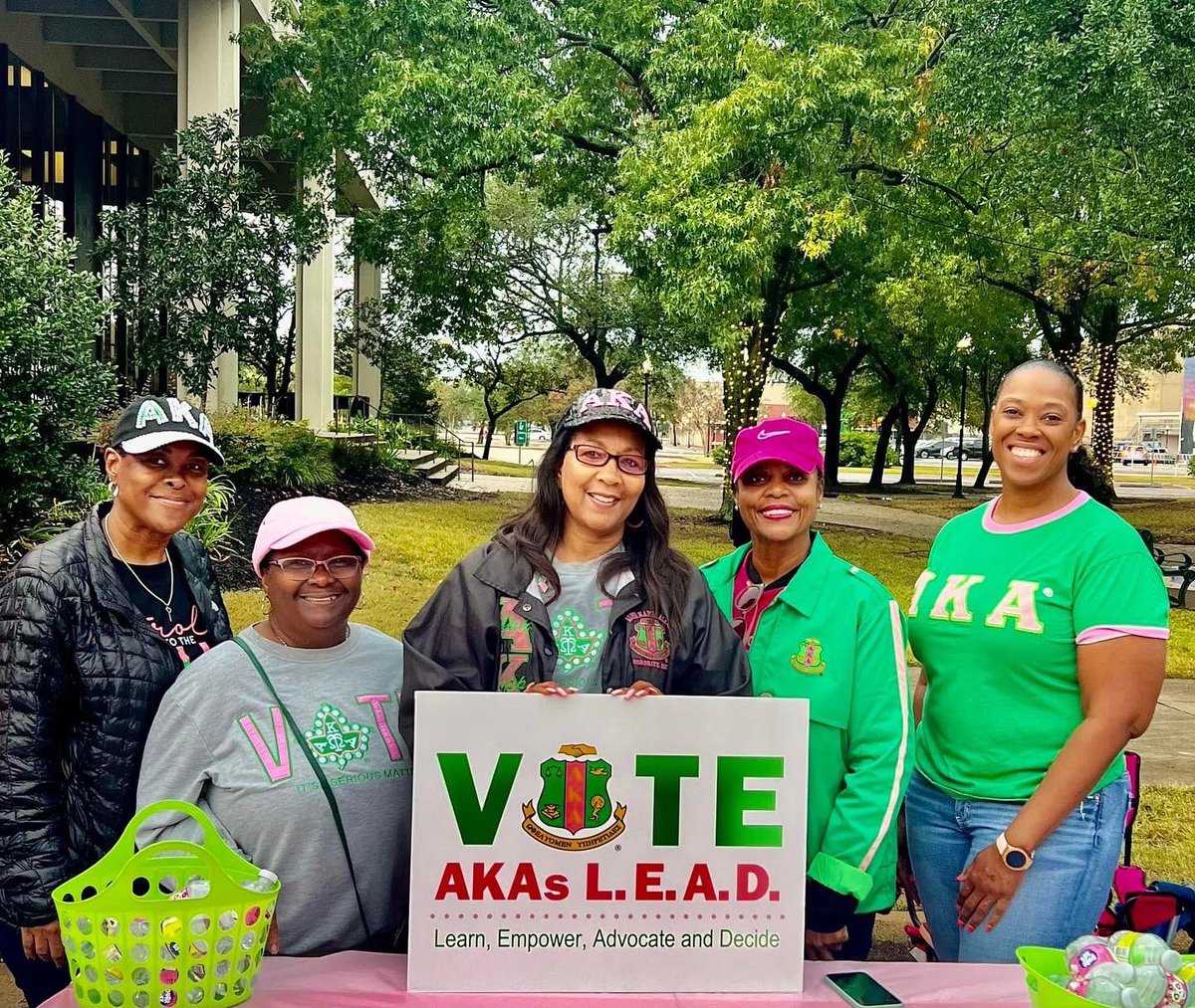 eto_aka's tweet photo. Epsilon Theta Omega participated in the Gift of Life Program 5K Ribbon Run on Saturday, October 29th by distributing bottles of water, ballots, and provide information on voting rights.
#AKA1908 #AKAsLEAD #AdvocateForSocialJustice https://t.co/VgQSEhid67