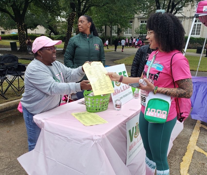 eto_aka's tweet photo. Epsilon Theta Omega participated in the Gift of Life Program 5K Ribbon Run on Saturday, October 29th by distributing bottles of water, ballots, and provide information on voting rights.
#AKA1908 #AKAsLEAD #AdvocateForSocialJustice https://t.co/VgQSEhid67