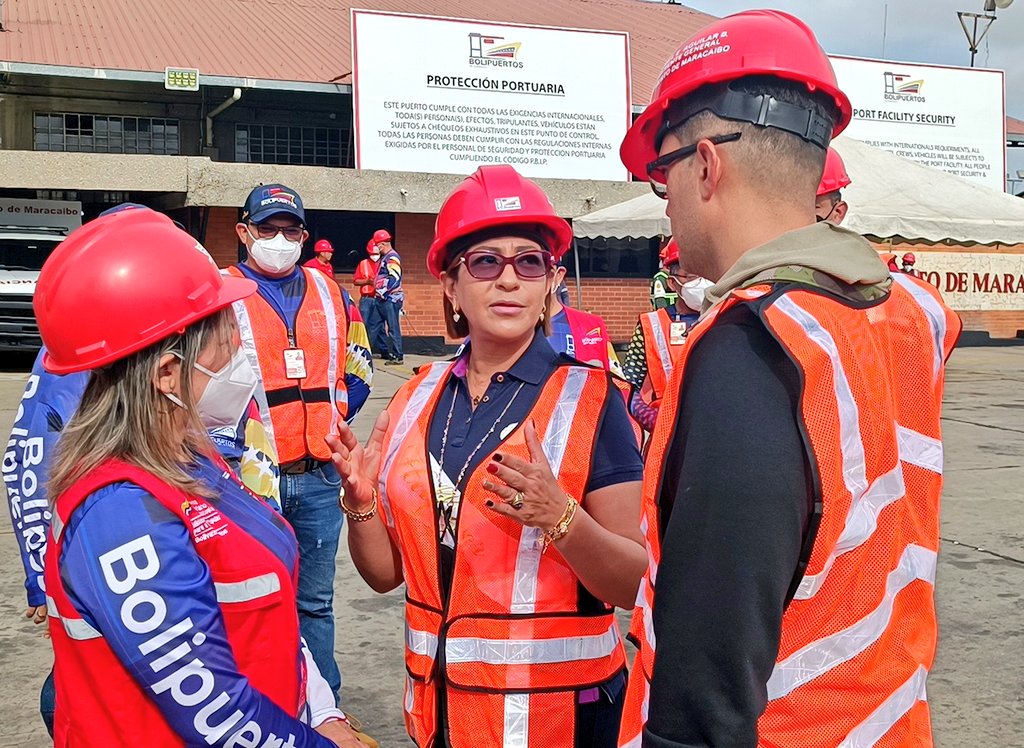 Bolipuertos__ve's tweet photo. #EsNoticia📰 Con el fin de determinar los avances de la Terminal Lacustre de Maracaibo, Pdte. @VirguezErika verifica la reactivación y las operaciones del Puerto con la atención del buque CFS HORIZON V-94 #30Oct #PuebloResistenteYValiente https://t.co/kRwyiAkzXg