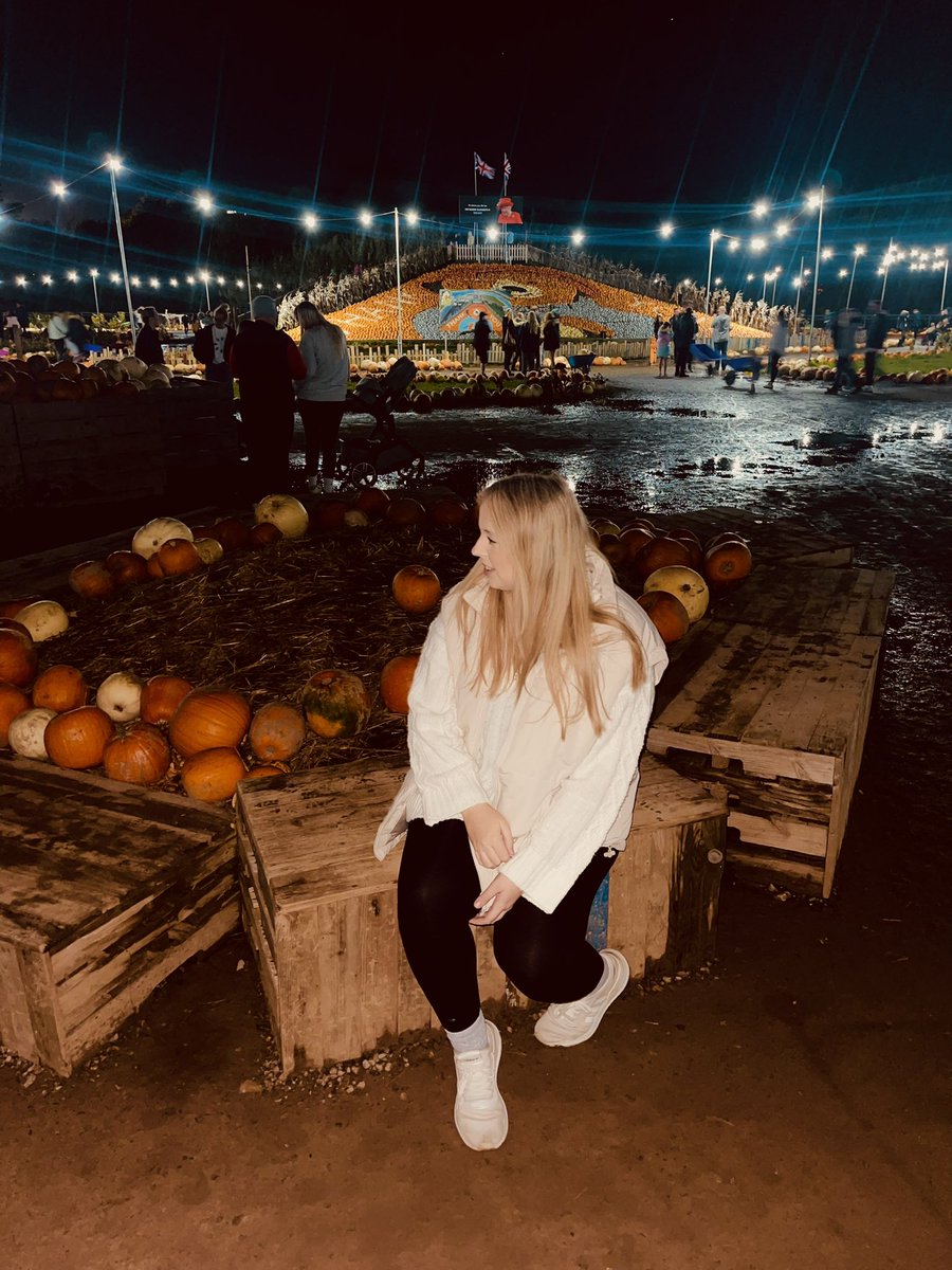 ErinCurtis3's tweet photo. Pumpkin picking 🎃 https://t.co/QQa1nbMIIv