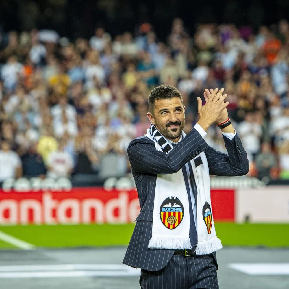 Guaje7Villa's tweet photo. Soñaba de niño con jugar por el cariño de la gente y ni en '7' vidas devolvería el afecto recibido anoche en Mestalla. Gracias @valenciacf , presidenta y todos los que hicieron posible el homenaje y, sobre todo GRACIAS AFICIÓN por un día inolvidable para mi familia. Amunt Sempre! https://t.co/R1IhC0pWUi