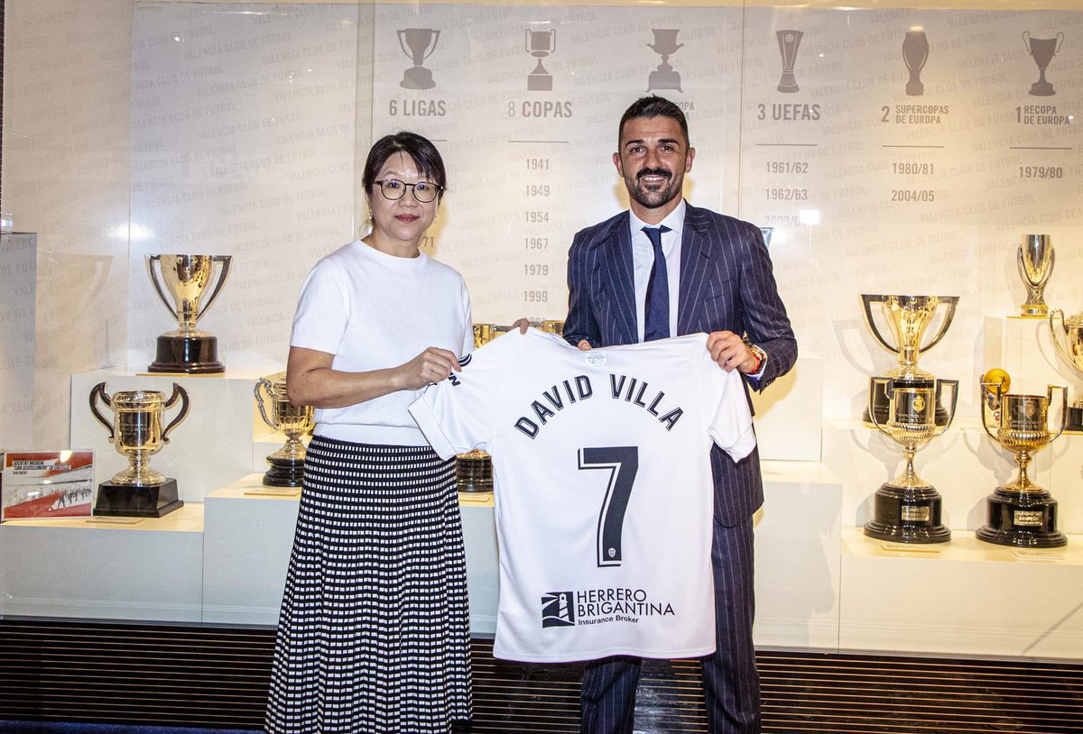 David Villa (@guaje7villa) on Twitter photo Soñaba de niño con jugar por el cariño de la gente y ni en '7' vidas devolvería el afecto recibido anoche en Mestalla. Gracias <a href="/valenciacf/">Valencia CF</a> , presidenta y todos los que hicieron posible el homenaje y, sobre todo GRACIAS AFICIÓN por un día inolvidable para mi familia. Amunt Sempre! Soñaba de niño con jugar por el cariño de la gente y ni en '7' vidas devolvería el afecto recibido anoche en Mestalla. Gracias <a href="/valenciacf/">Valencia CF</a> , presidenta y todos los que hicieron posible el homenaje y, sobre todo GRACIAS AFICIÓN por un día inolvidable para mi familia. Amunt Sempre!