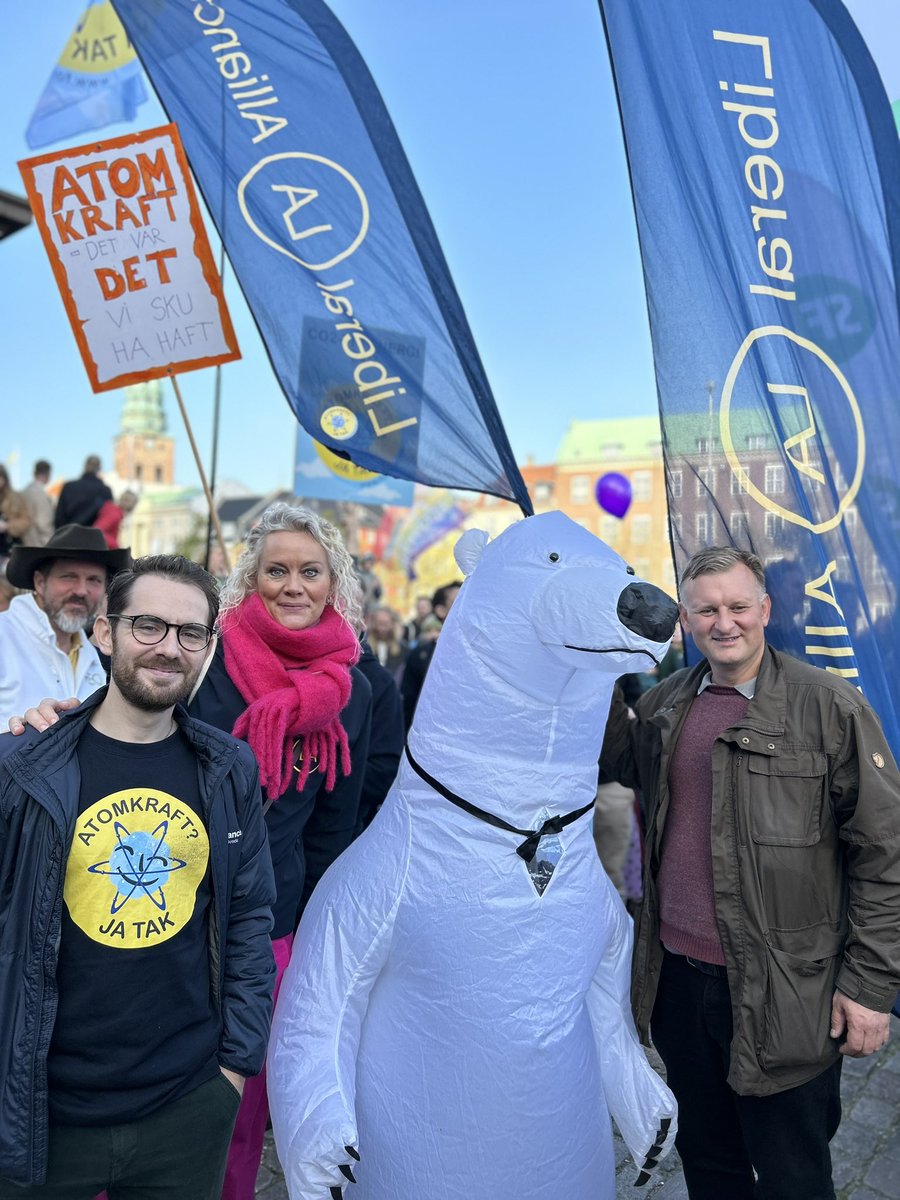 alexanderryle's tweet photo. I dag var jeg til #klimamarch i KBH. Desværre blev nogen så provokeret af @LiberalAlliance’s tilstedeværelse, at de punkterede min cykel. Så i stedet for køre rundt med marchen, er jeg kørt på værksted. Men så er det jo heldigt, at vi har fået en hel time ekstra i nat 😊 #dkpol https://t.co/a5So7tssQ6