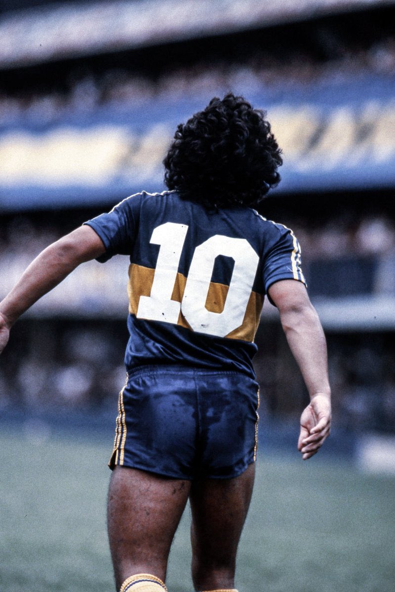 PlanetaBoca's tweet photo. Sin más armas en la mano que un 10 en la camiseta. 

📷 Abrimos hilo con las mejores fotos de Diego en Boca. A ver… https://t.co/muh77WGcez