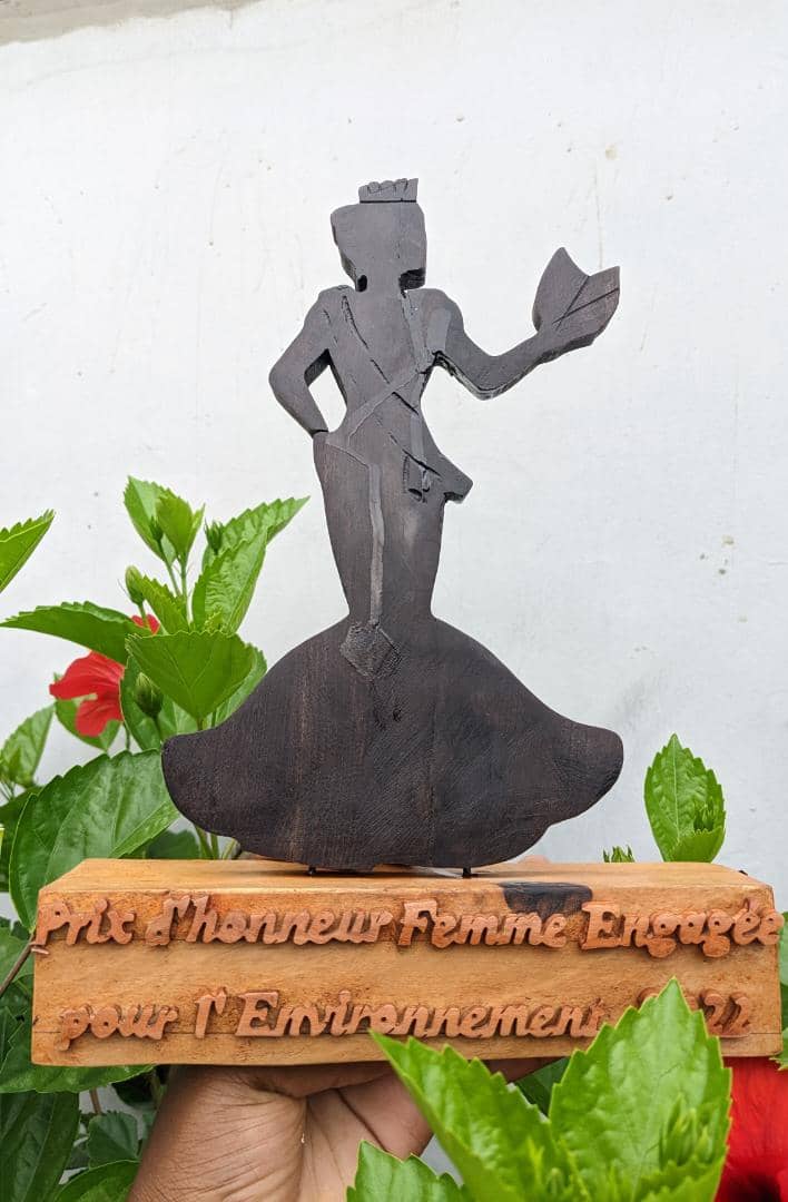 C'est un honneur pour moi d'avoir reçu hier lors de la soirée de la finale du concours Ambassadrice de l'environnement, un prix d'honneur de la femme engagée pour l'environnement pour cette année 2022. Je remercie les organisateurs pour cette attention encourageante et 👇🏾
