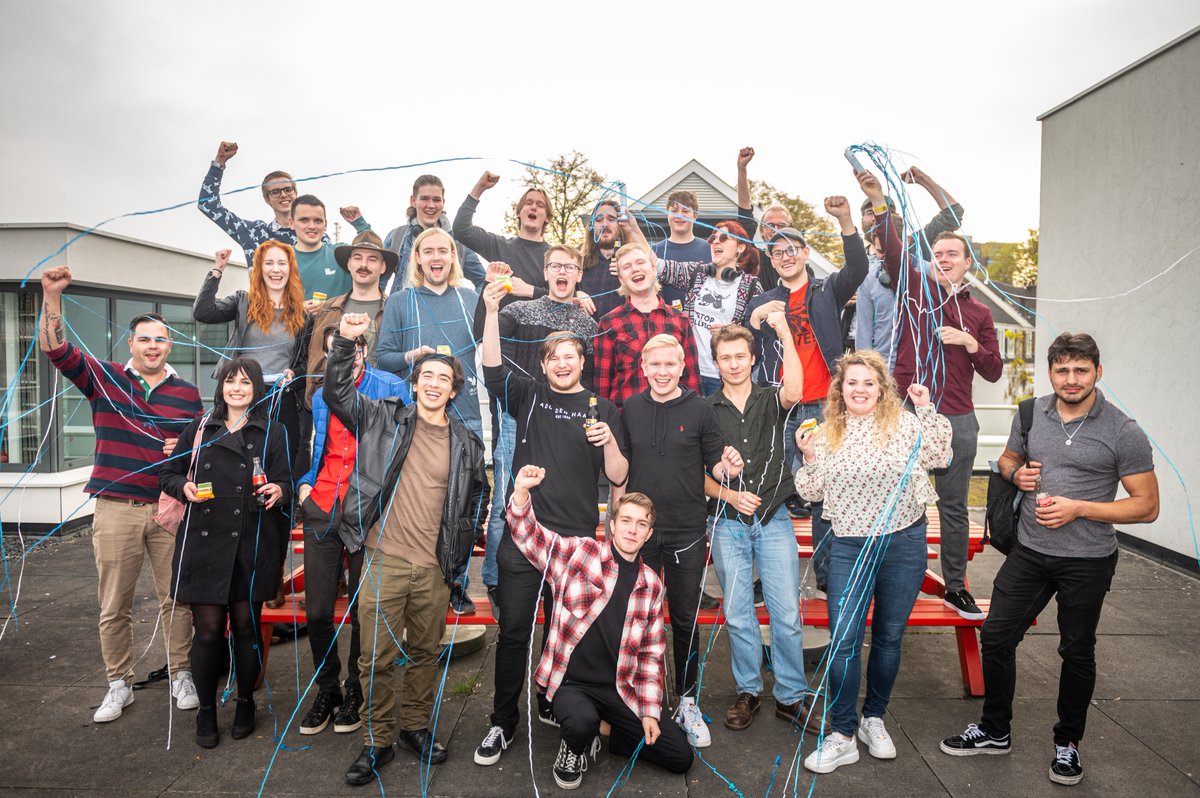 SPjongeren's tweet image. Een bijzonder moment voor onze club. Tientallen jonge SP-leden besloten vandaag om de vereniging SP Jongeren op te richten. Vanaf nu gaan we verder aan de slag met het betrekken van jongeren bij een socialistische maatschappij. Trots op de SP Jongeren! 🎉🍅