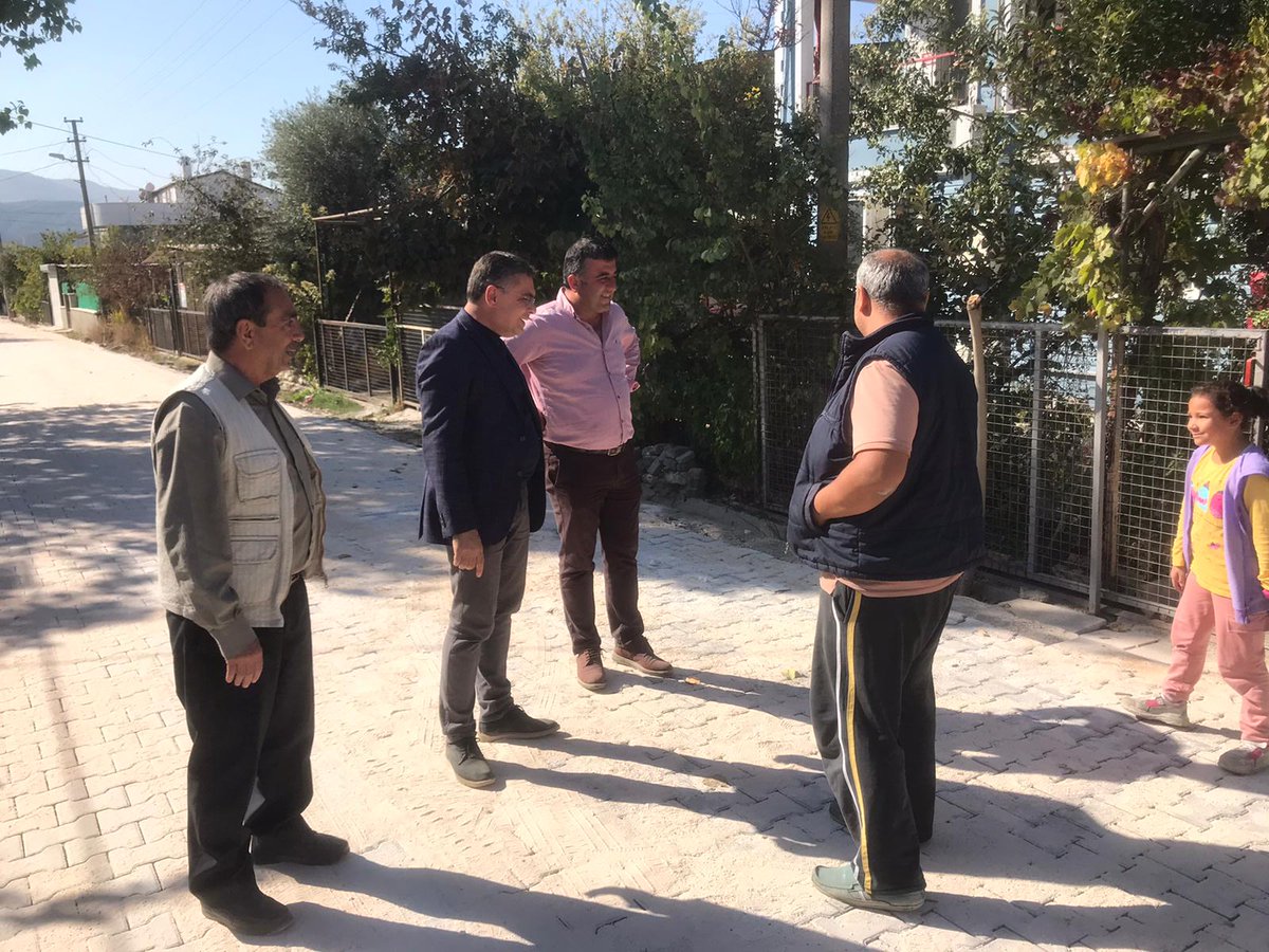 YataganBldys's tweet photo. #ÖnceHizmetÖnceYatağan #Yatağan #Bozarmut #KilitliParkeTaşı
Belediye Başkanımız Mustafa Toksöz, Bozarmut Mahallemizde süren kilitli parke taşı çalışmalarını yerinde inceleyerek, çalışmalar hakkında, Bozarmut Muhtarımız Ümit Bostan ve mahalle sakinlerimizle istişarelerde bulundu. https://t.co/fo1SRgUGlo