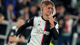 GOOOL de Jessa, Alena Croft mandaba un centro que recibía Jessa en el área y empujaba la pelota contra la red del arco