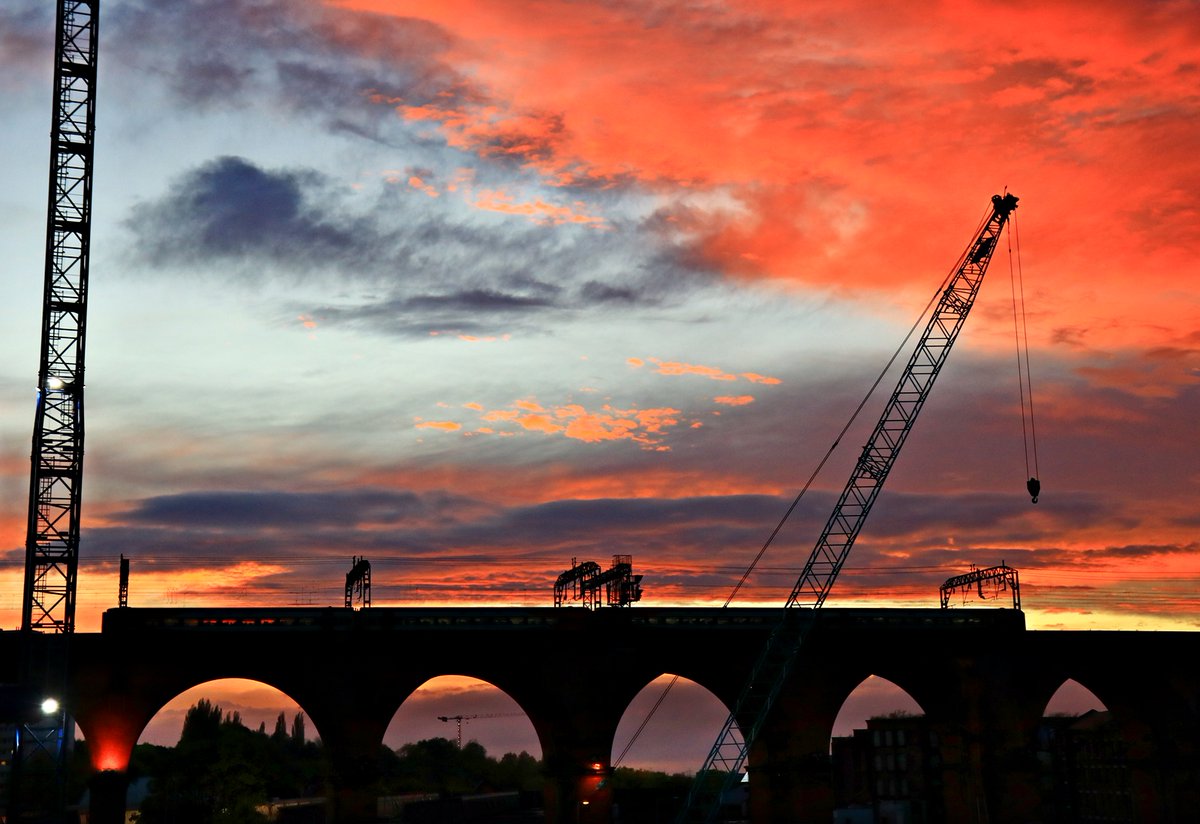 MeleeWilmslow's tweet photo. Yesterdays amazing sunset in Stockport https://t.co/7dAVnAOJCn