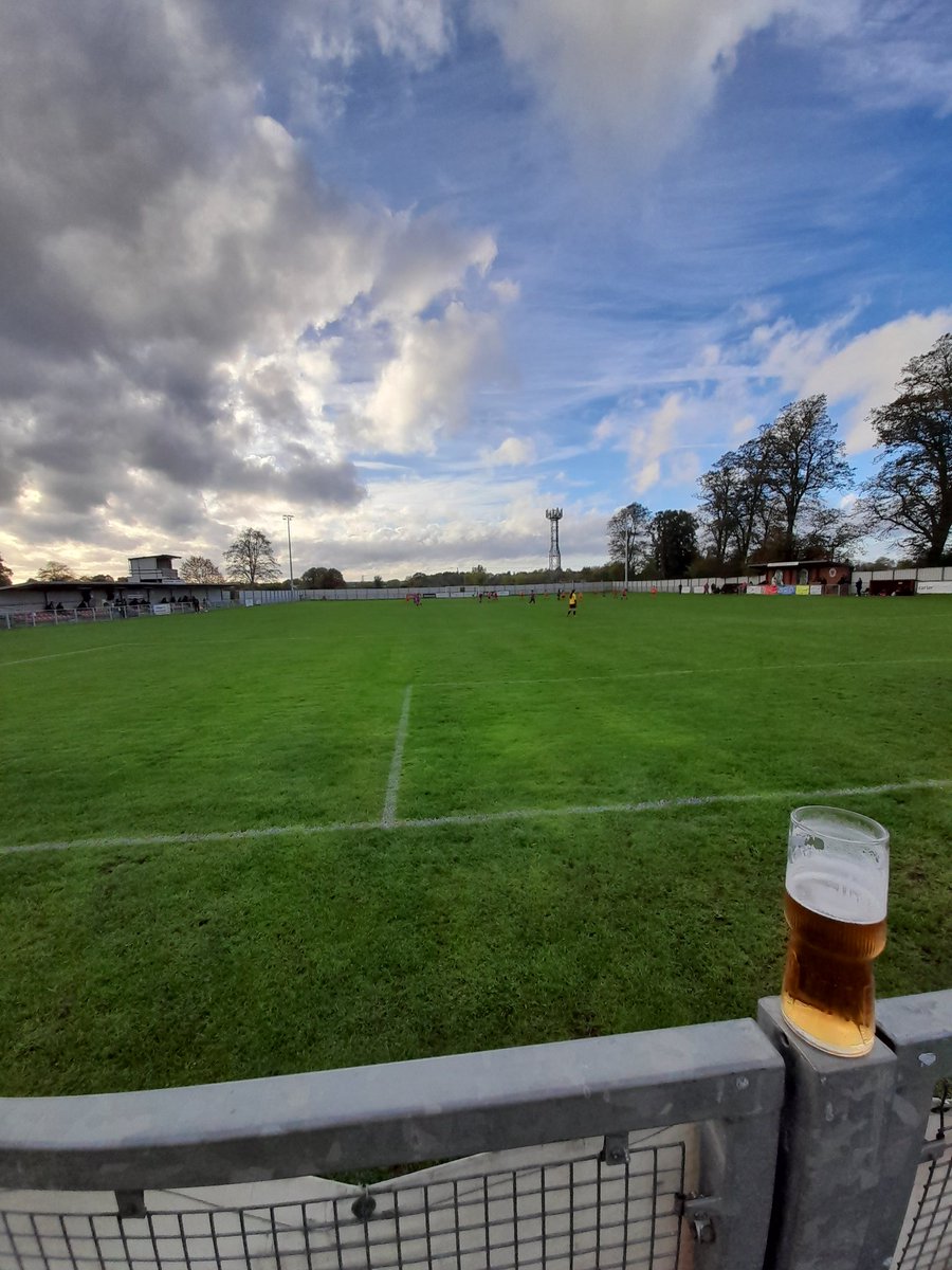 DerekJBeaver's tweet photo. Sunday afternoon footy. @WomenBUFC dominating this schnizzle. 4 nil. #ultrawade https://t.co/OrakgYG3Pu